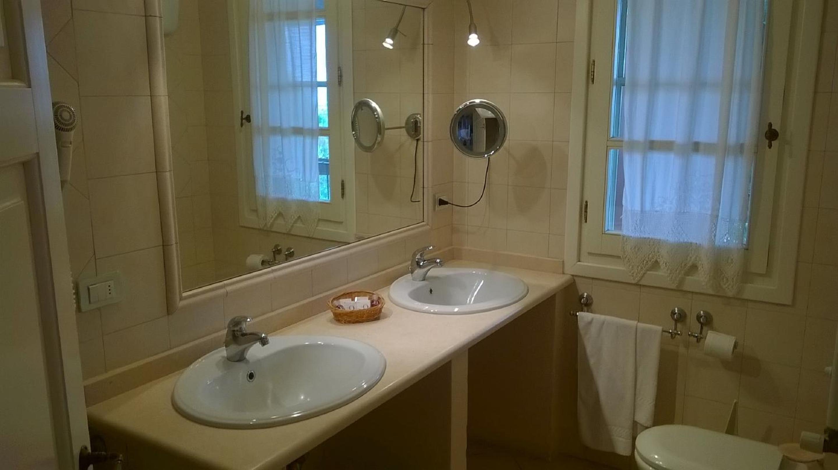 King Suite with Balcony photo 3