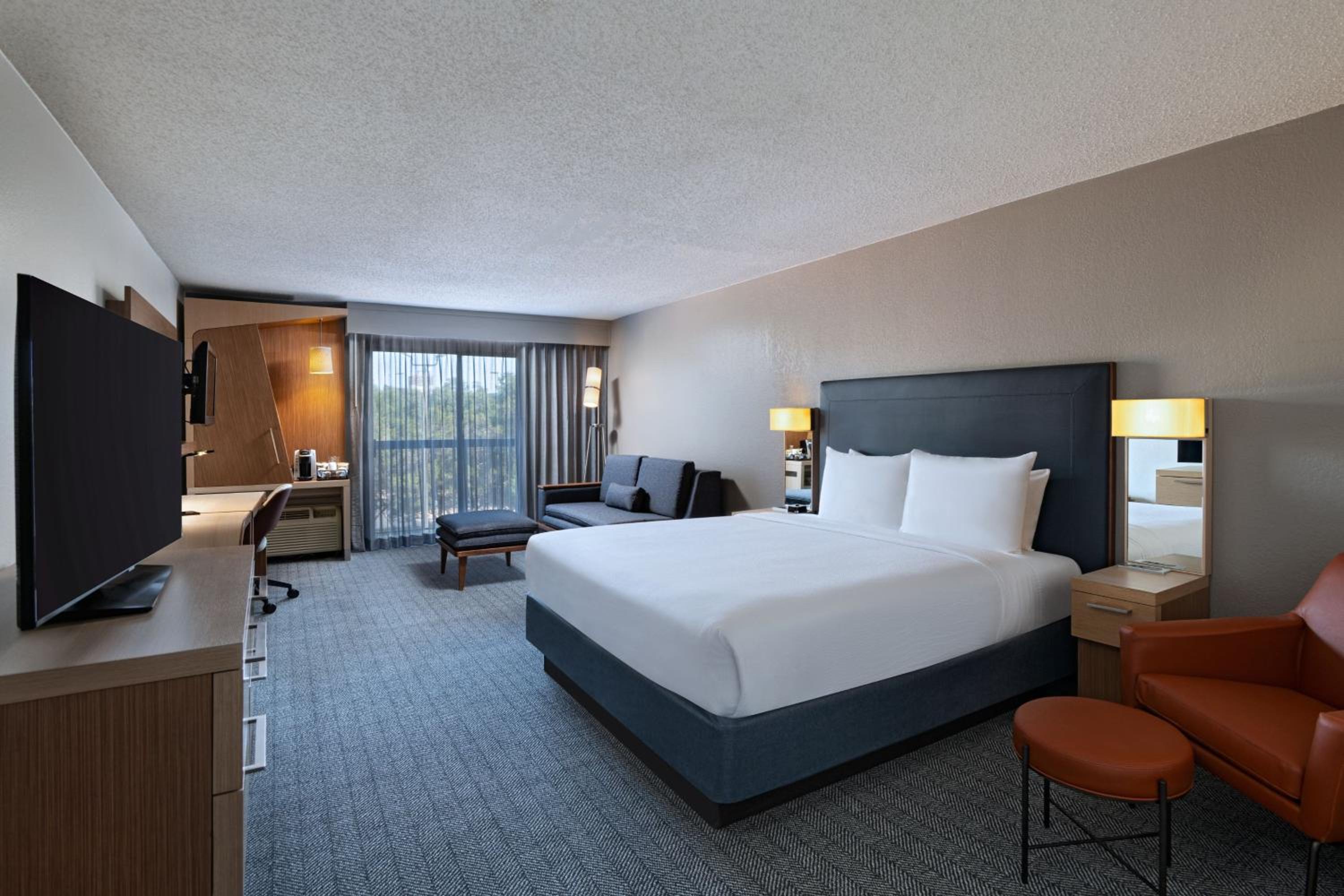Deluxe King Room with Sofa Bed - Photo 1