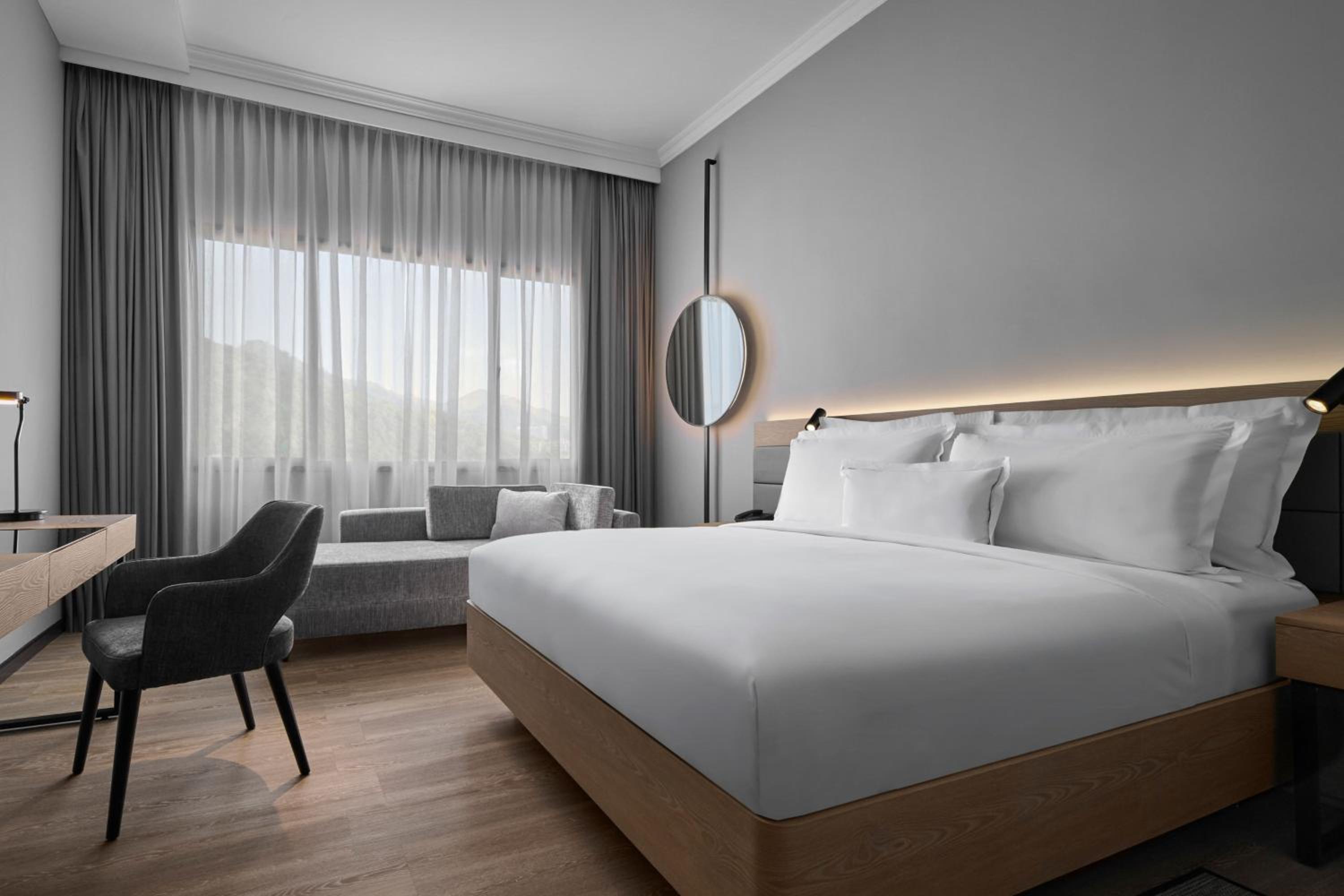 Premium King, Guest room, 1 King, Sofa bed - Photo 5