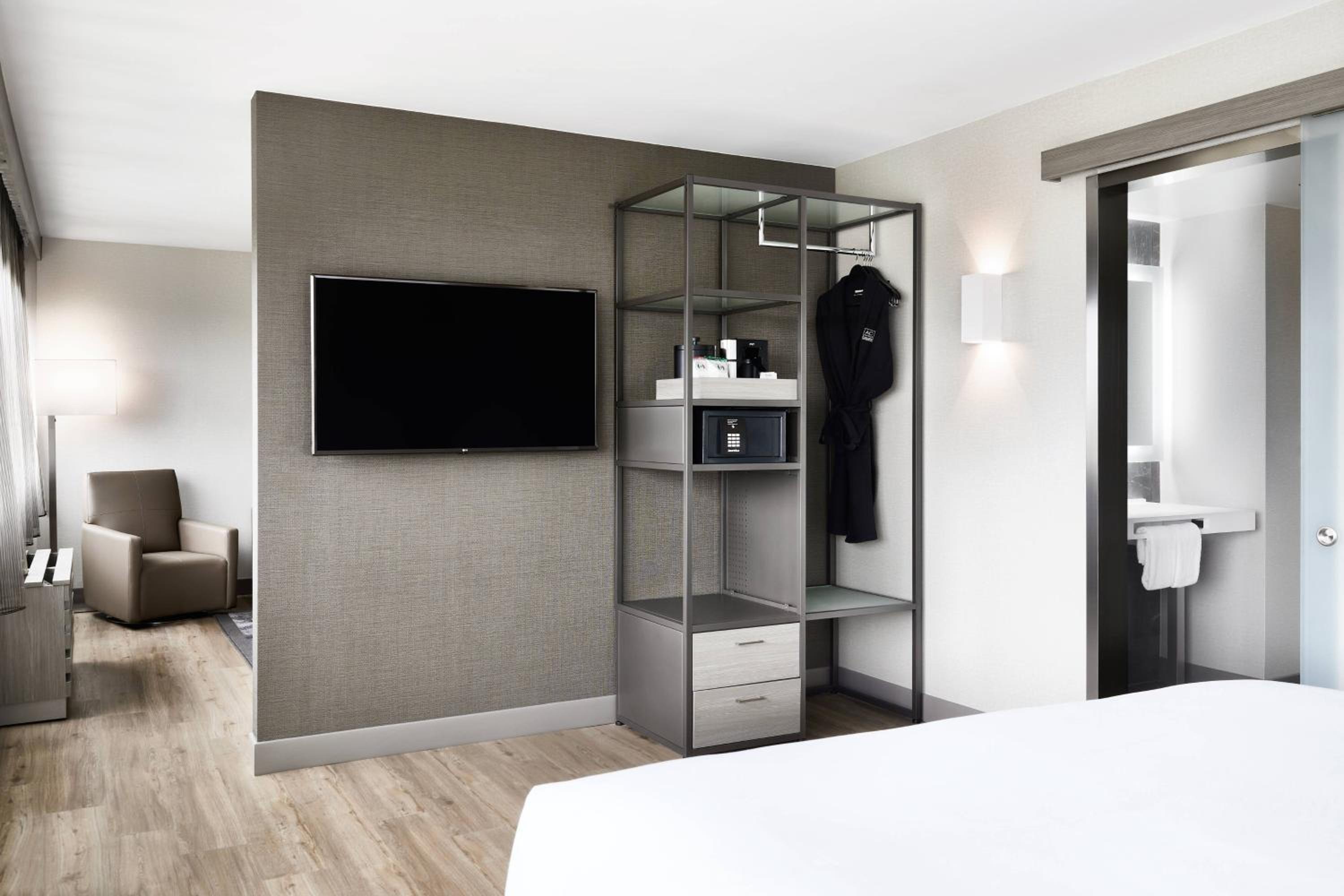 One-Bedroom King Suite with Mountain View - Photo 2