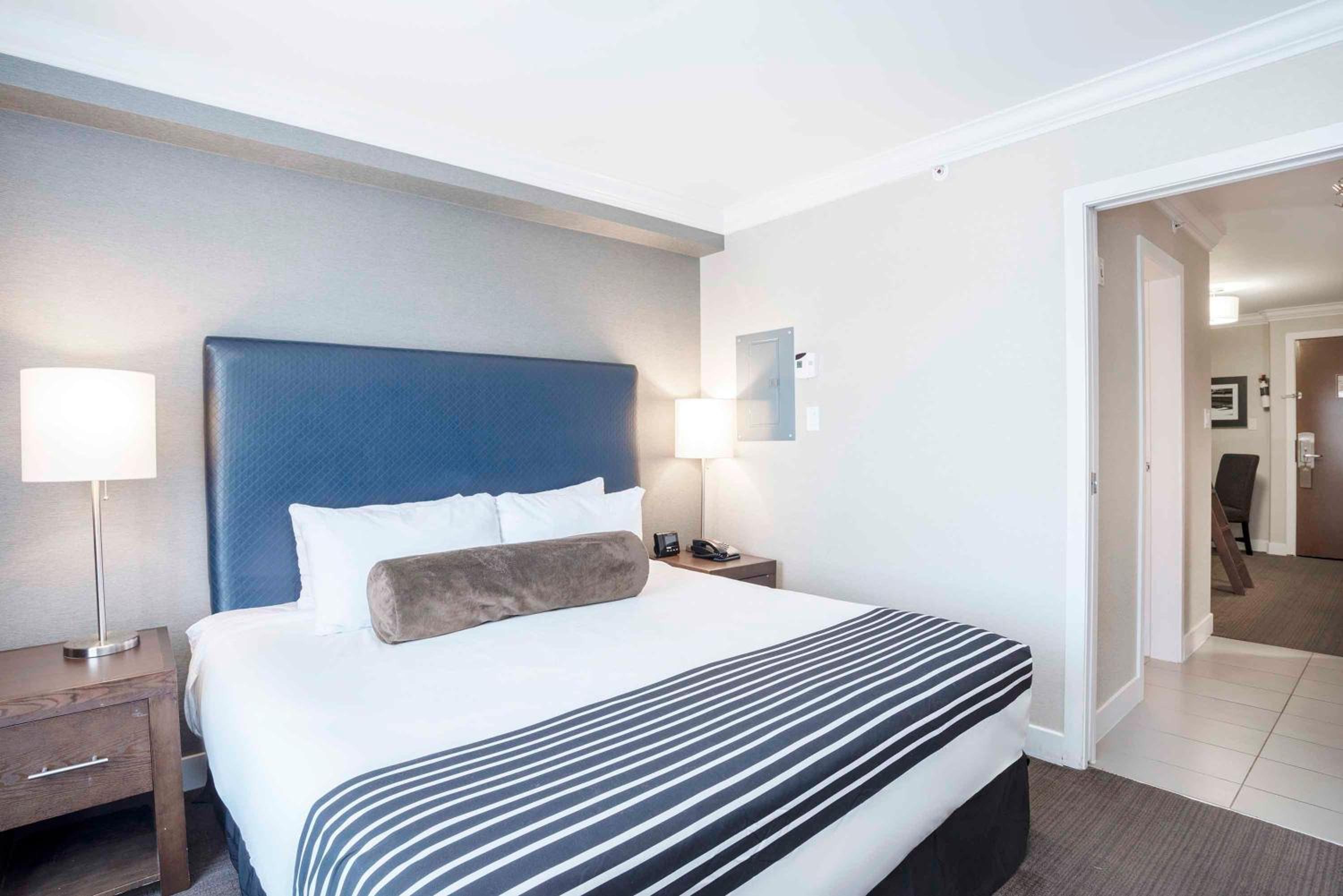 Family Suite, 1 King Bed, 2 Single Beds, Kitchenette - Photo 1