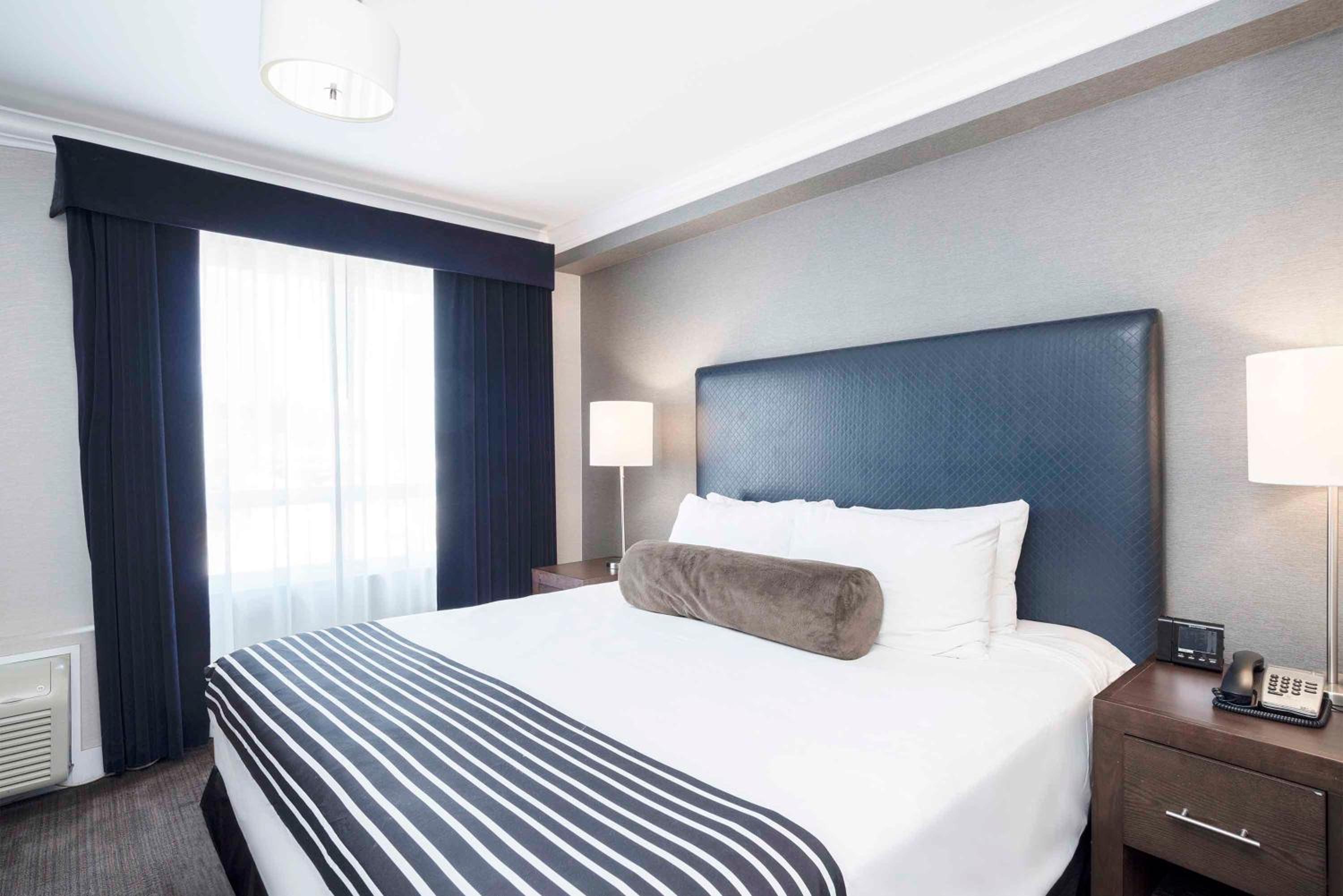 Family Suite, 1 King Bed, 2 Single Beds, Kitchenette - Photo 5