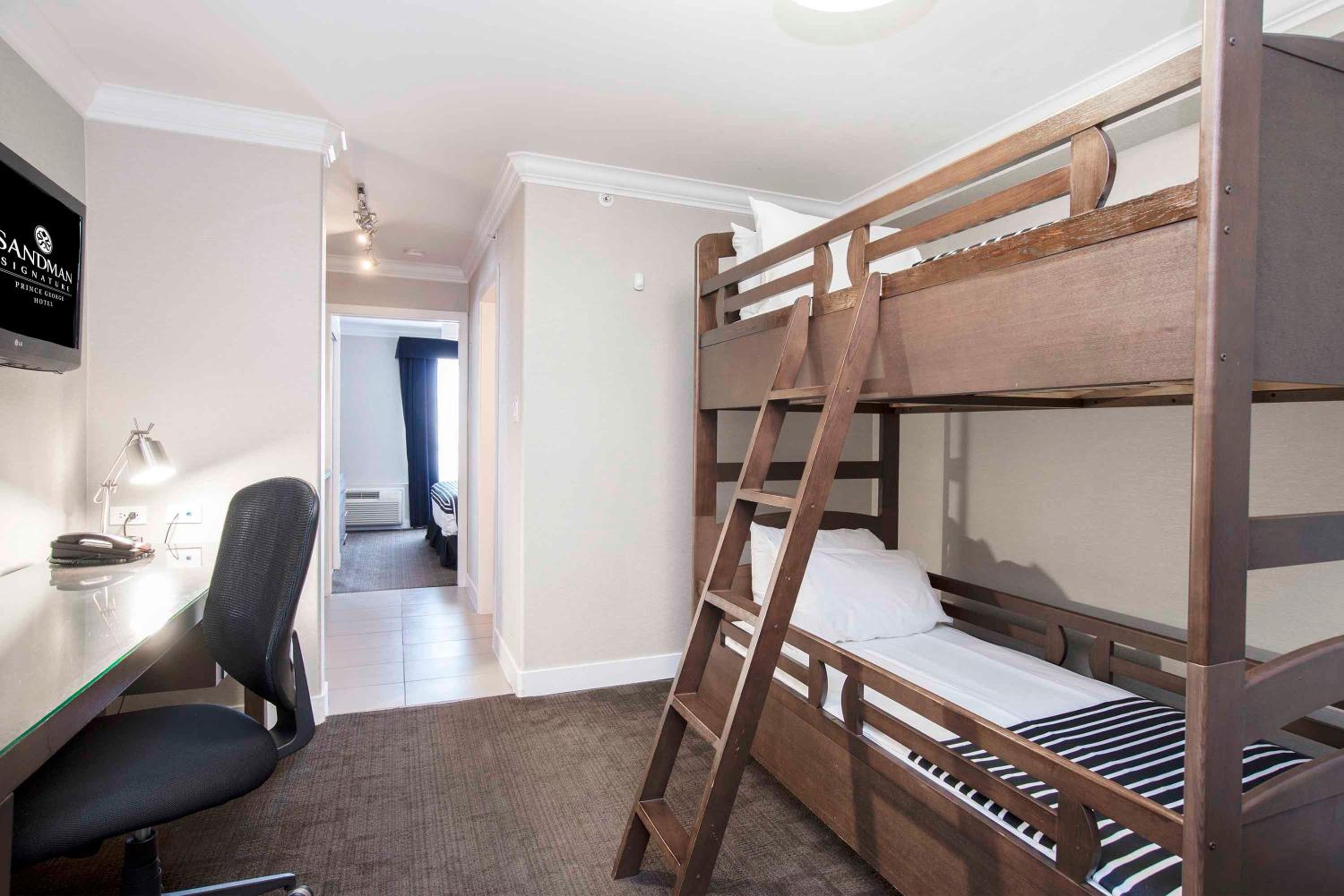 Family Suite, 1 King Bed, 2 Single Beds, Kitchenette - Photo 4