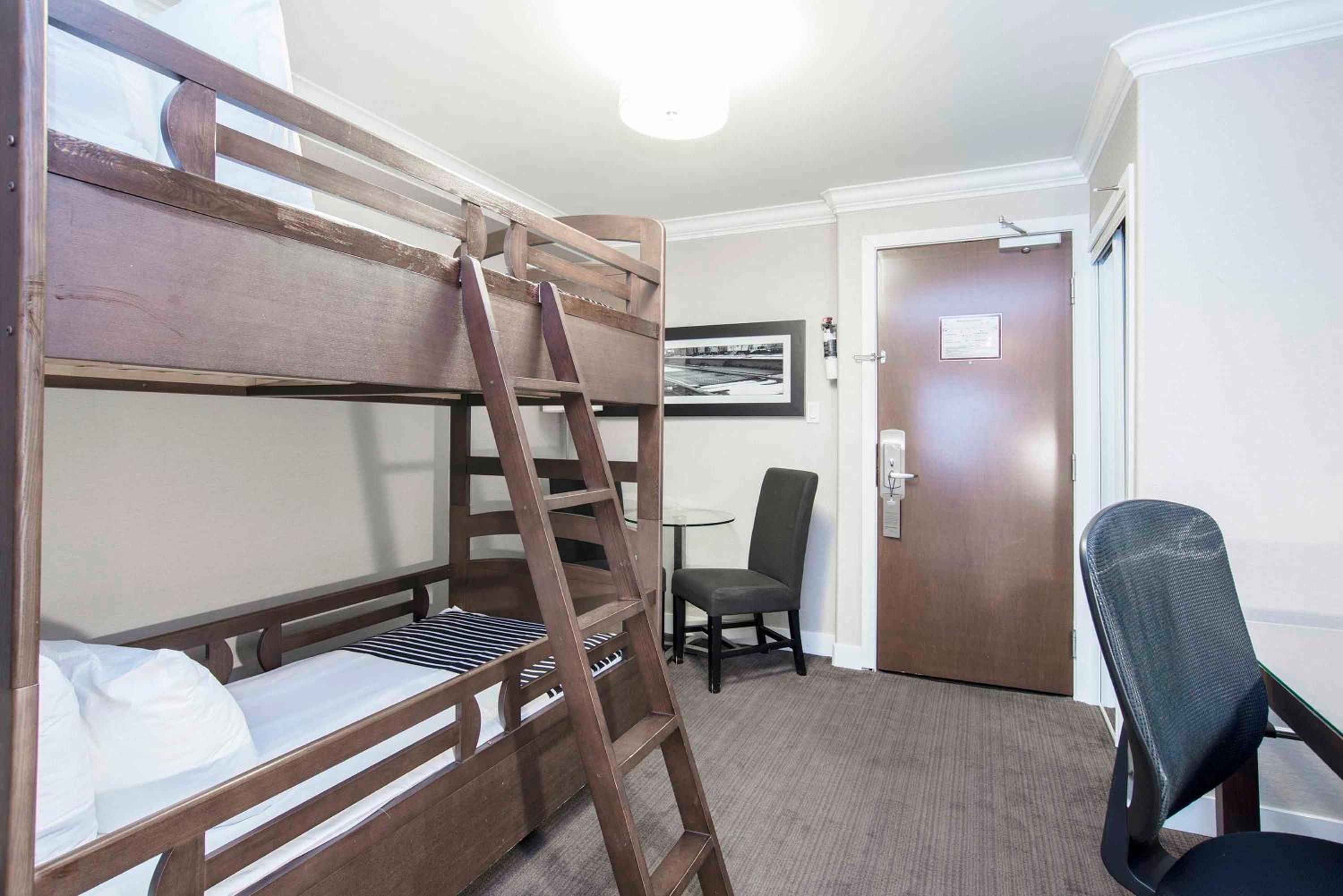 Family Suite, 1 King Bed, 2 Single Beds, Kitchenette - Photo 3