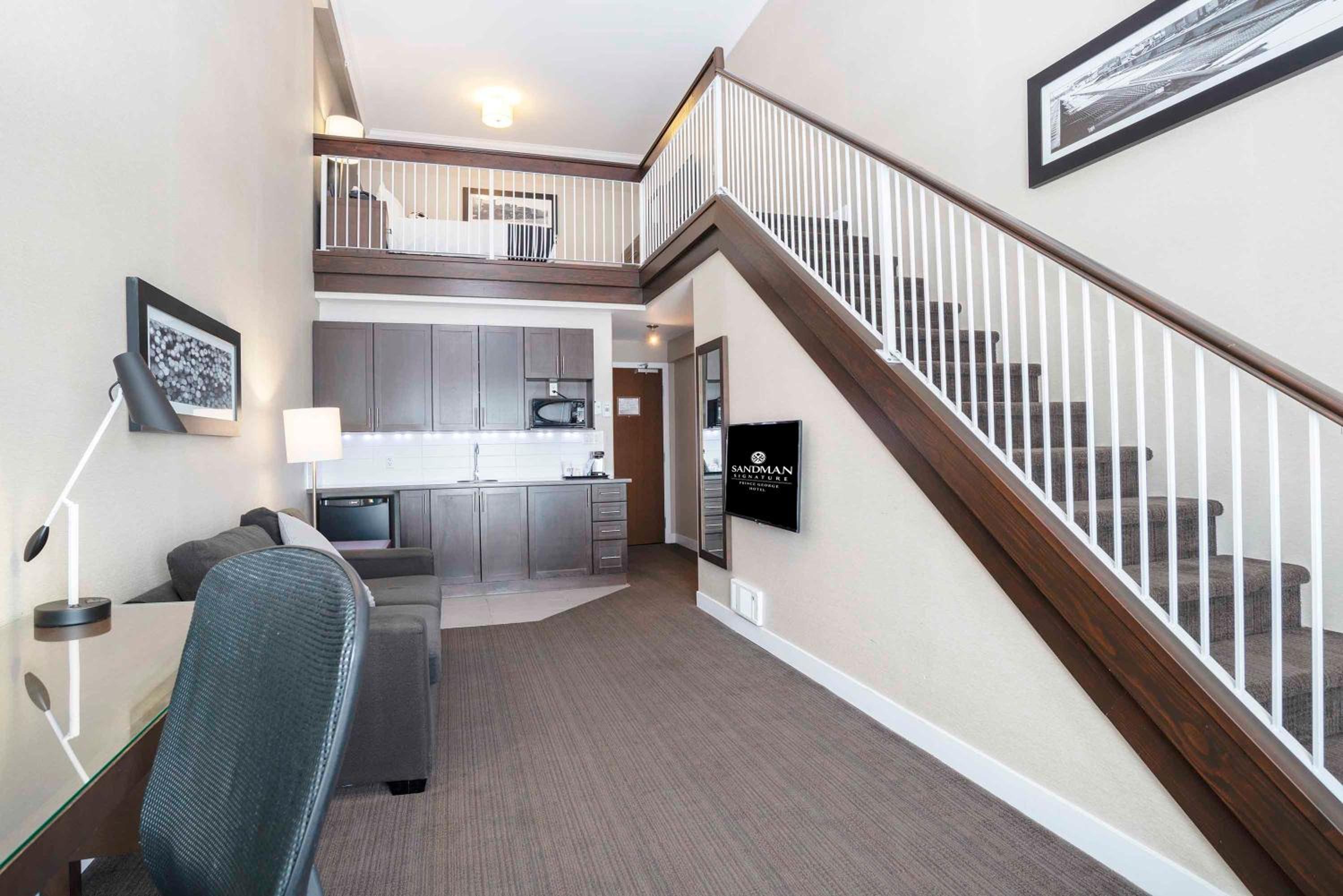 Loft Suite, 1 King Bed, Kitchenette - Photo 6