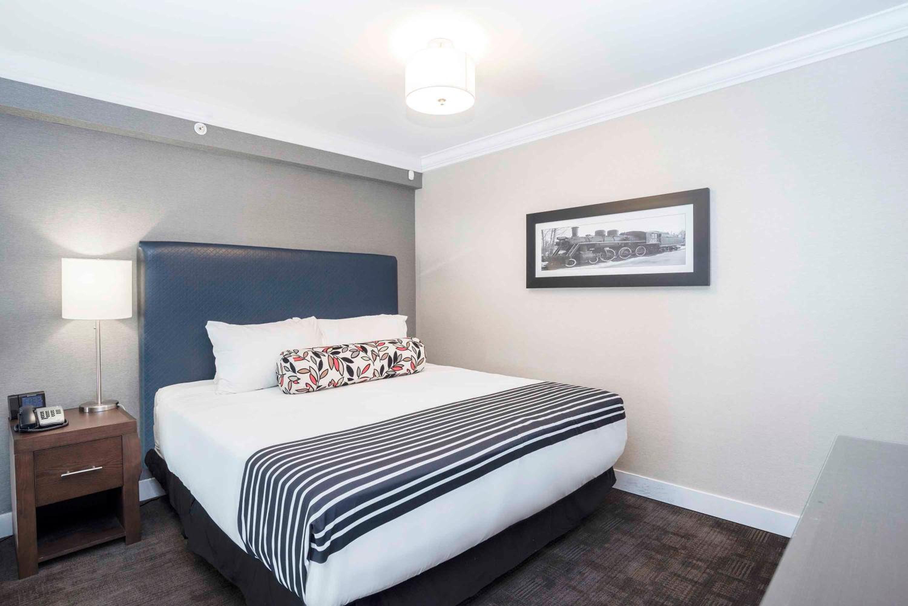 Loft Suite, 1 King Bed, Kitchenette - Photo 1