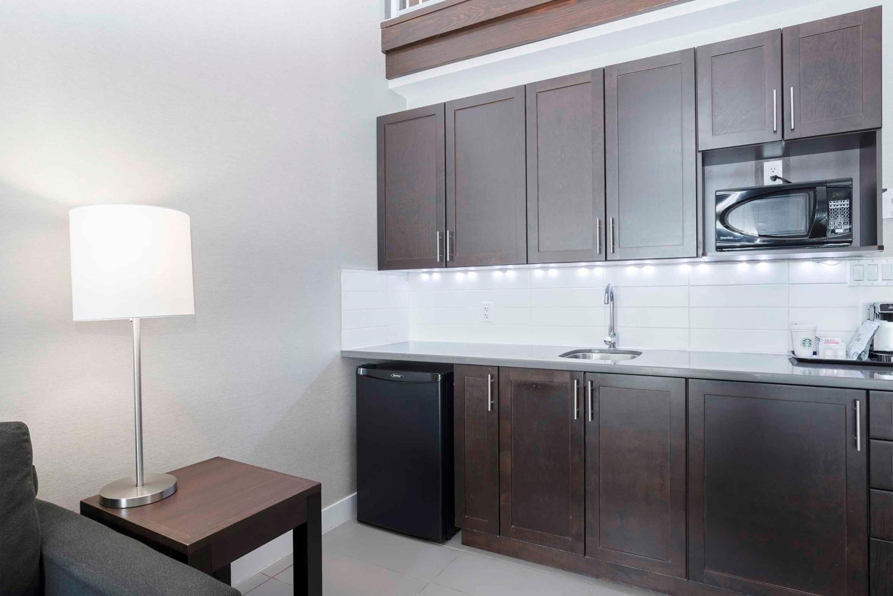Loft Suite, 1 King Bed, Kitchenette - Photo 4
