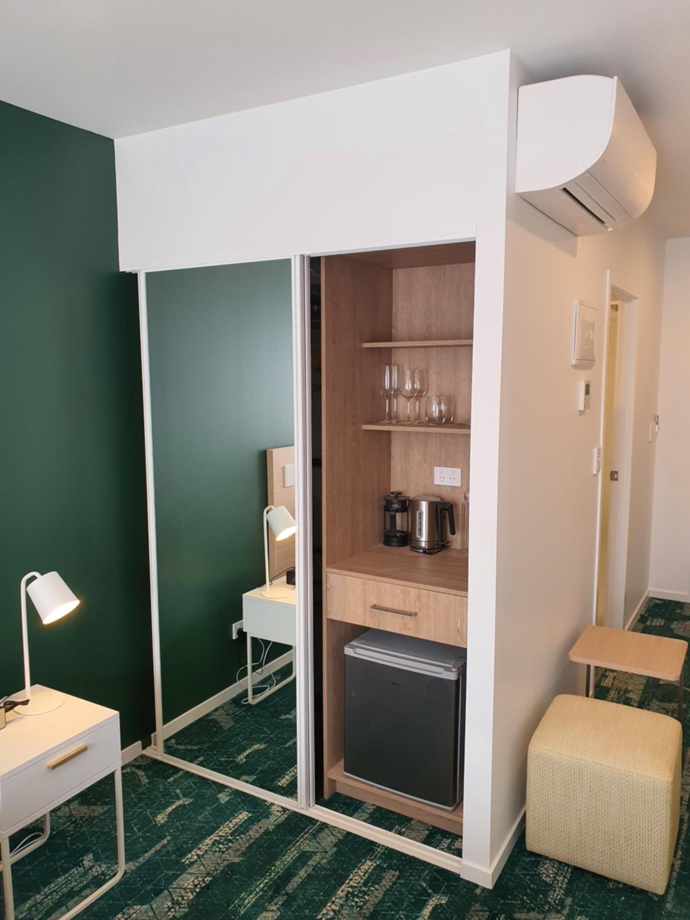 Hotel Room - Photo 5
