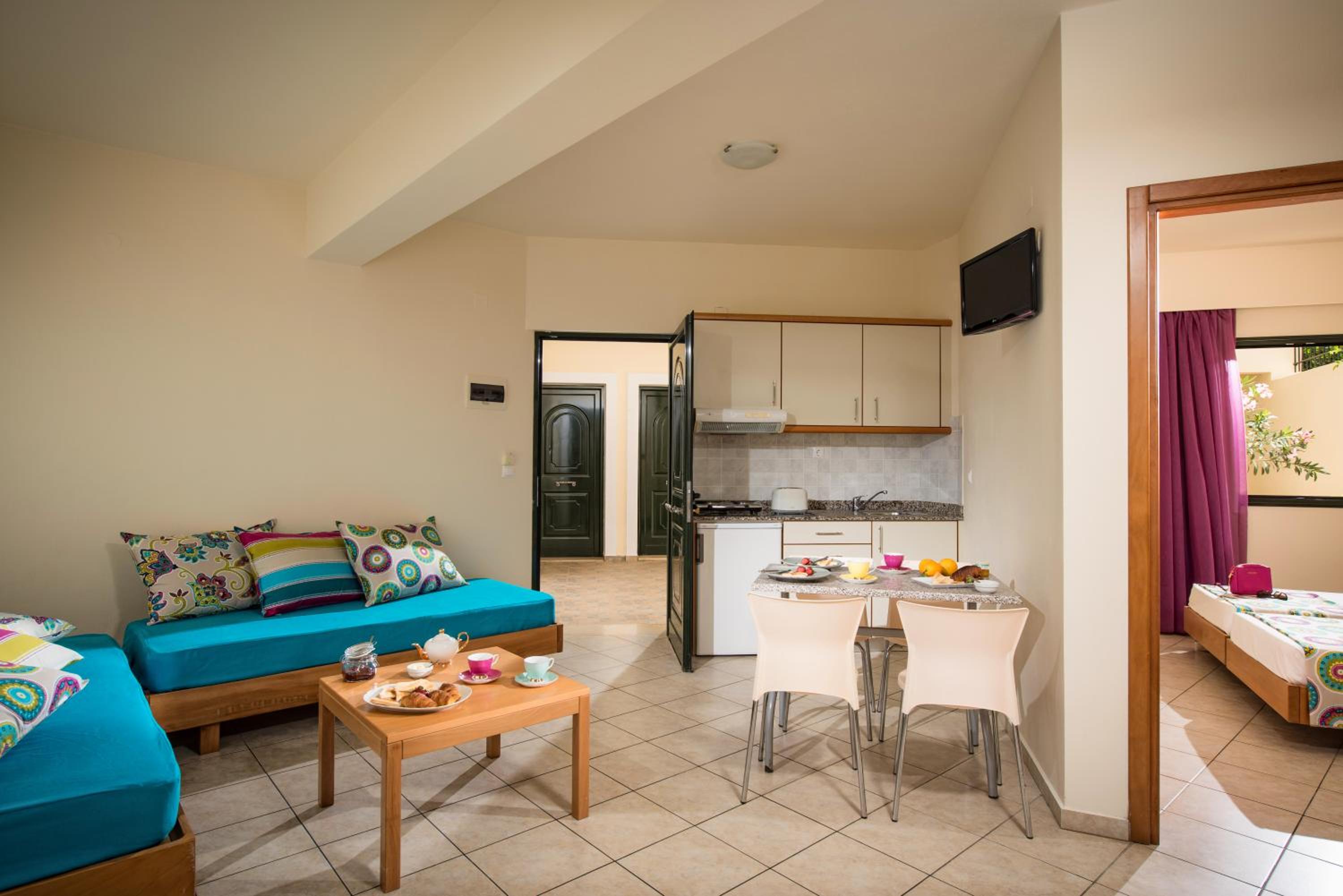 Superior 1-Bedroom Apartment with Pool View (4 Adults) photo 3