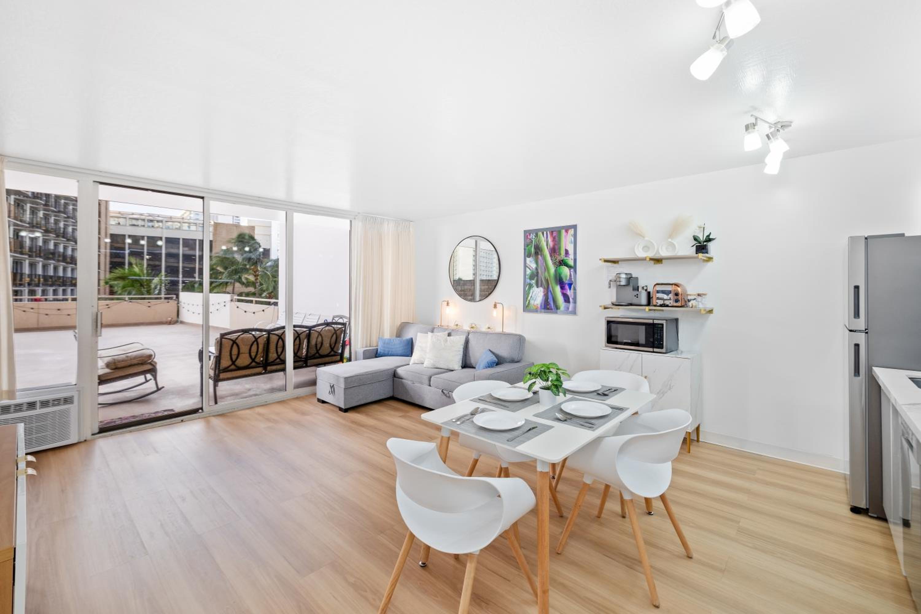 UNIQUE CONDO I Massive Patio I Modern 1BR Banyan I Washer Dryer I Free parking I 5' Beach: One-Bedroom Apartment photo