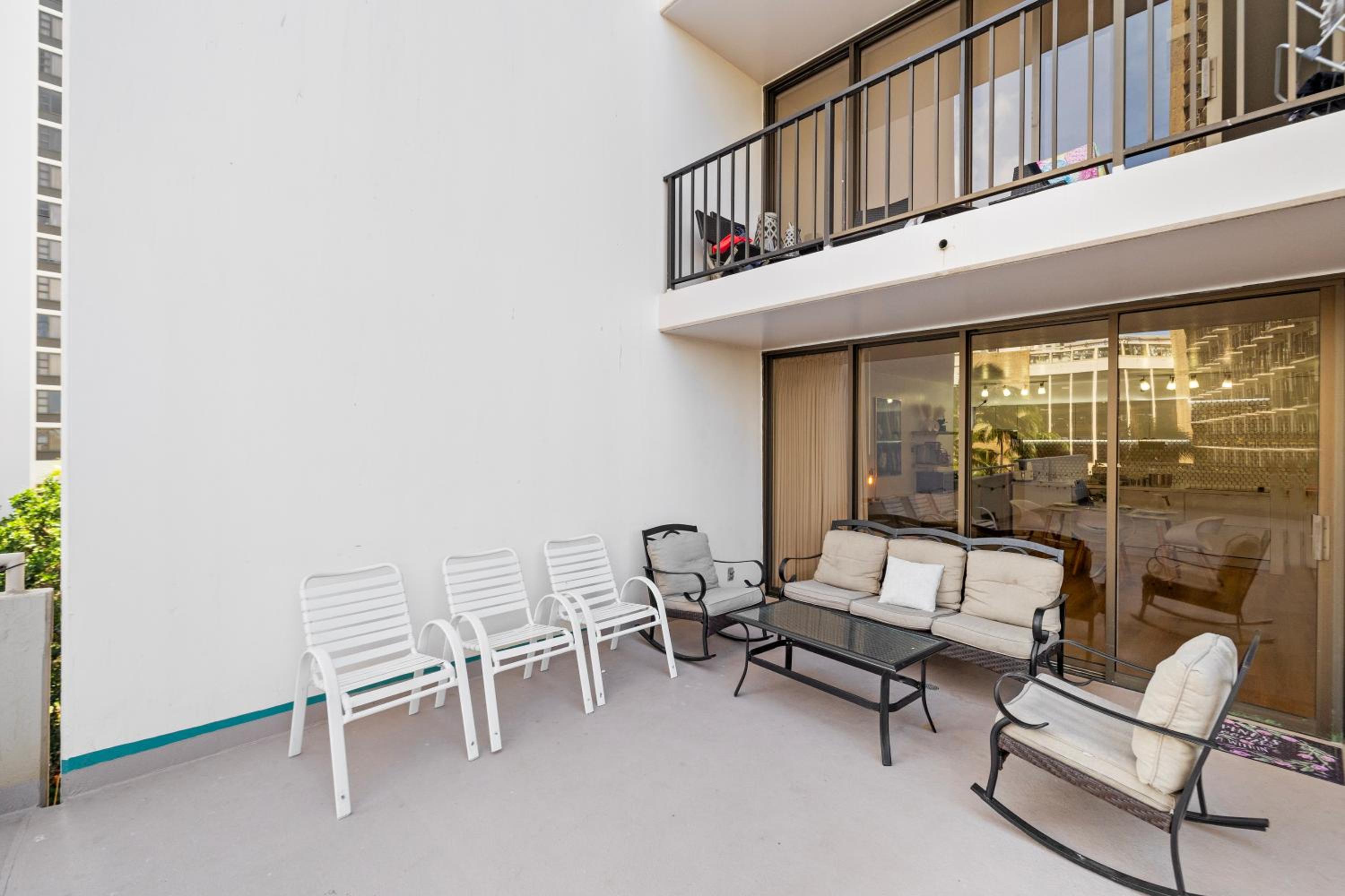 UNIQUE CONDO I Massive Patio I Modern 1BR Banyan I Washer Dryer I Free parking I 5' Beach: One-Bedroom Apartment photo