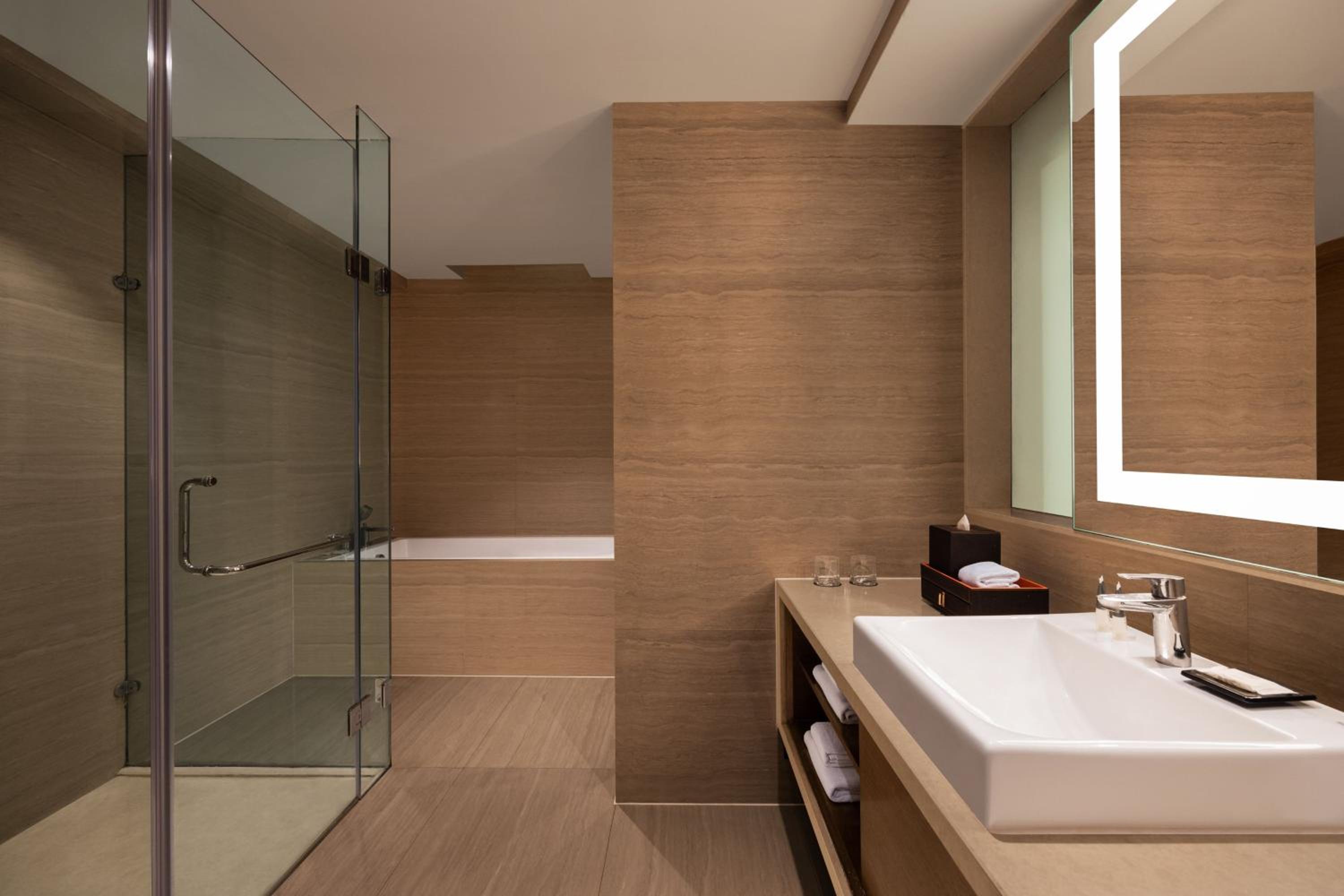 Junior Suite, 1 King, City View, Executive Lounge Access, 2 pieces laundry per day