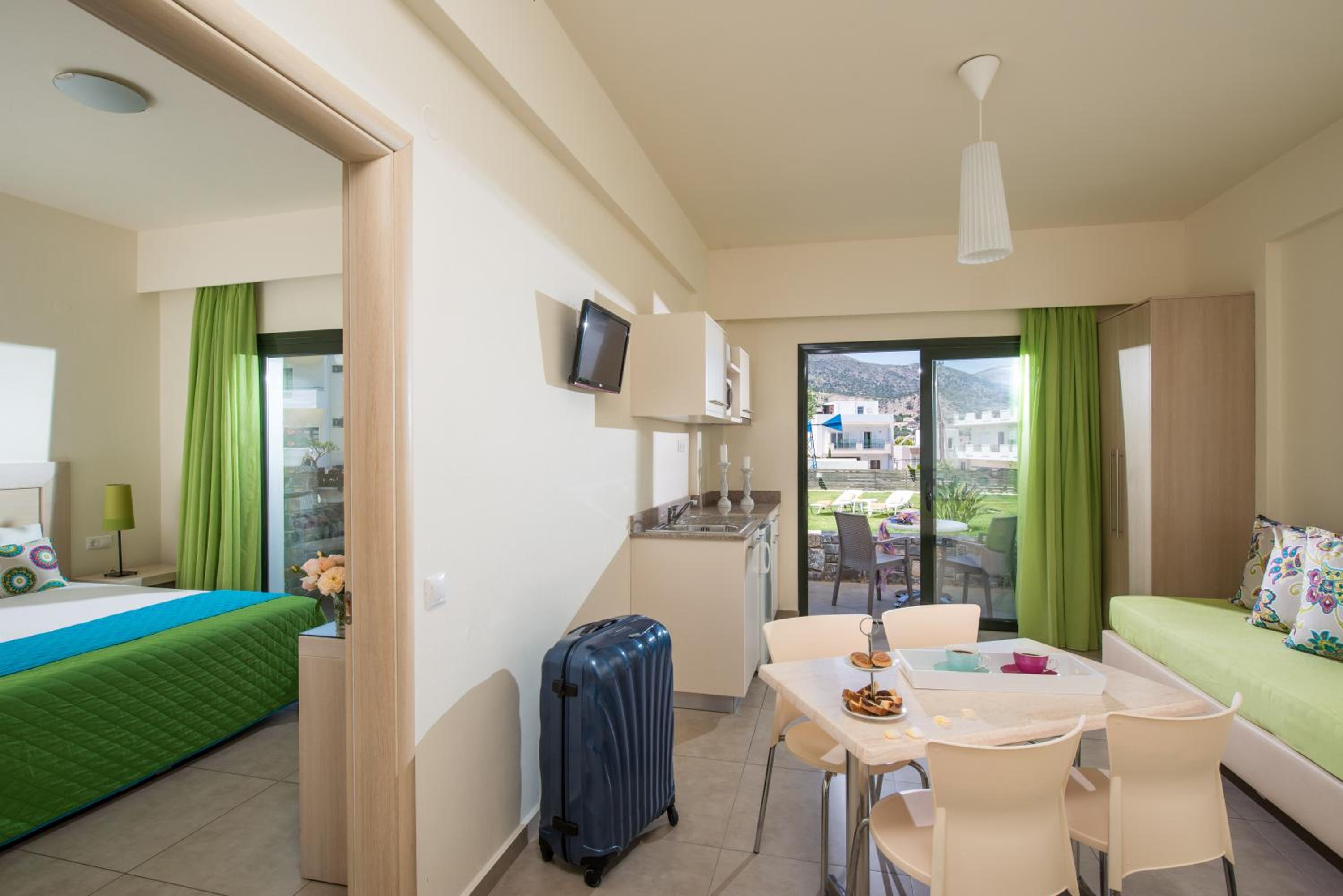 Deluxe 1-Bedroom Apartment (4 Adults) photo 2