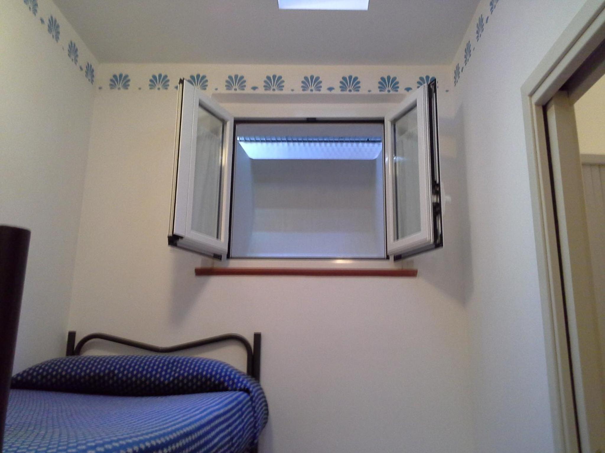 Economy Quadruple Room with Small Window photo 1