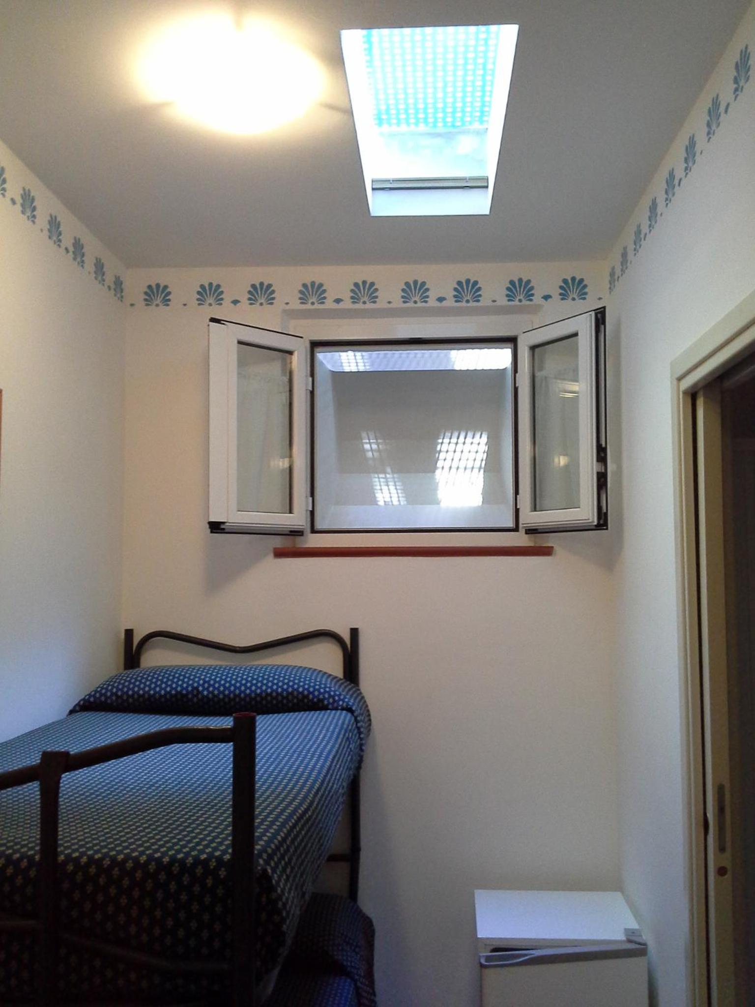 Economy Quadruple Room with Small Window photo 3