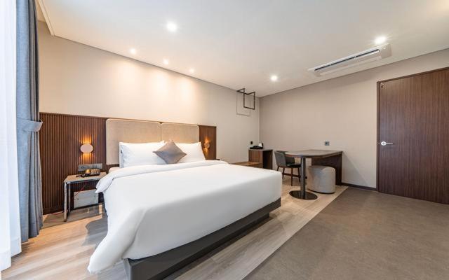 Deluxe Double Room - Photo 11