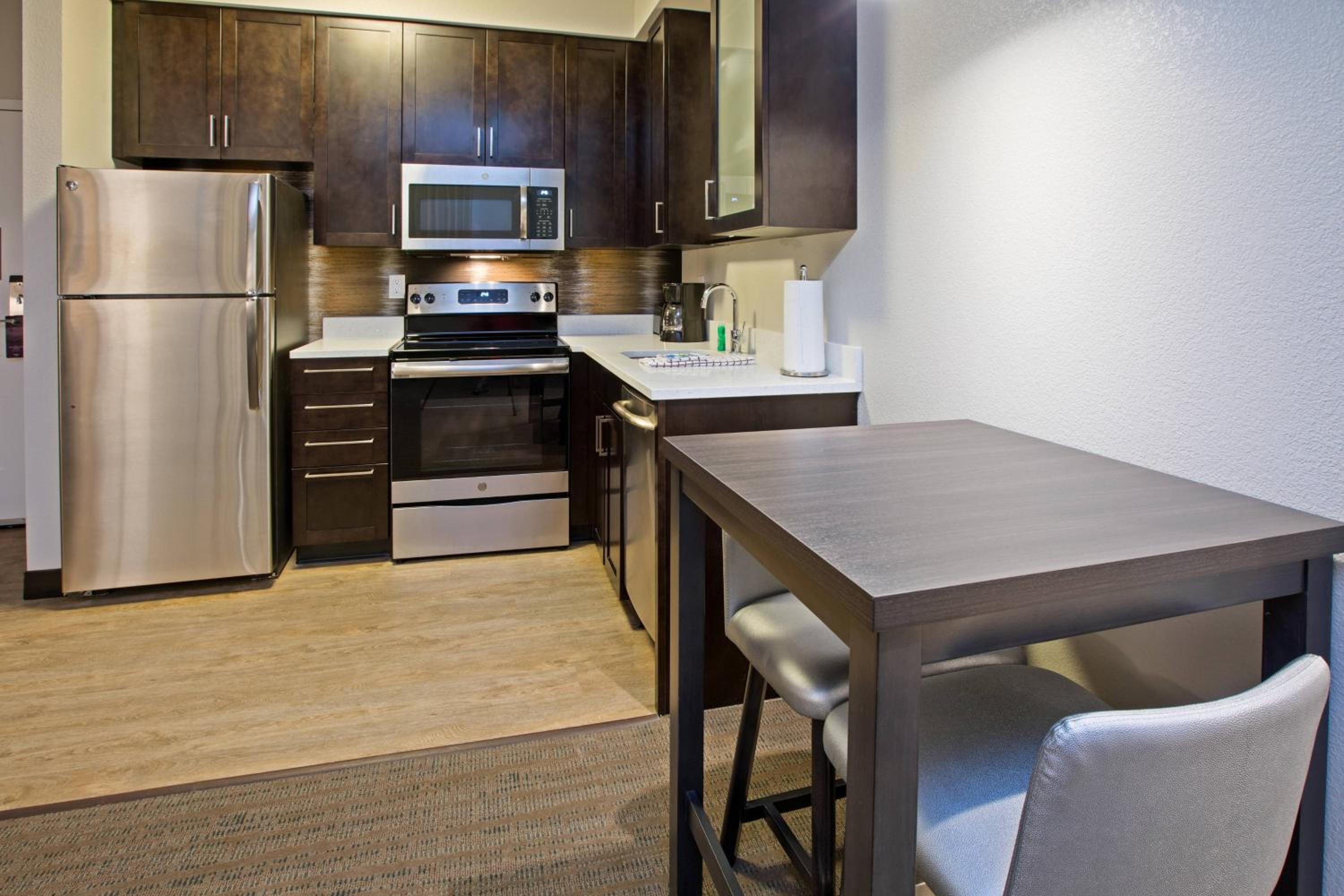 1 Bedroom Executive Suite, King, Sofa bed photo 3