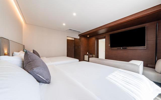 Twin Room - Photo 3