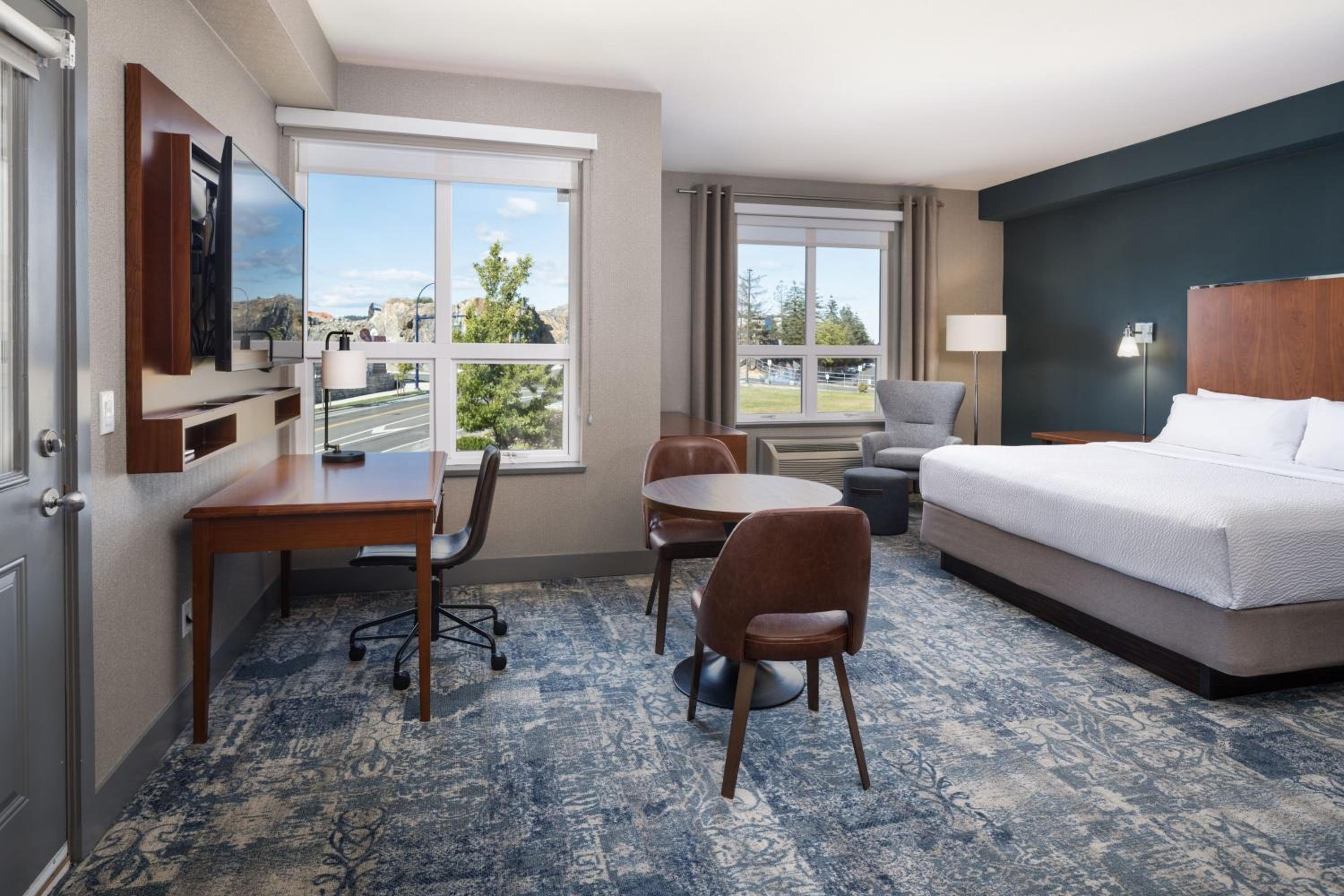 Suite, 1 King, Corner room, Balcony  - Photo 1