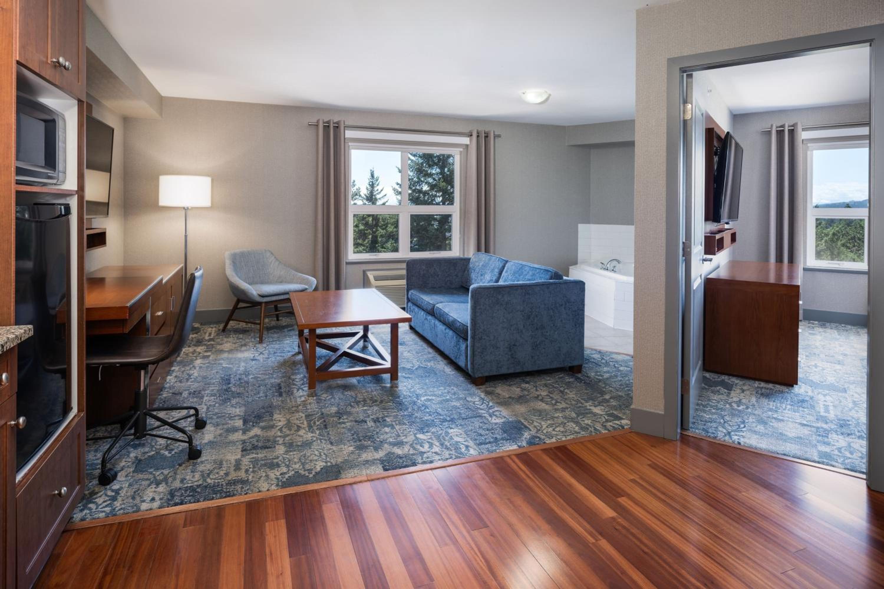 1 Bedroom Executive Suite, 1 King, Sofa bed, Whirlpool - Photo 1