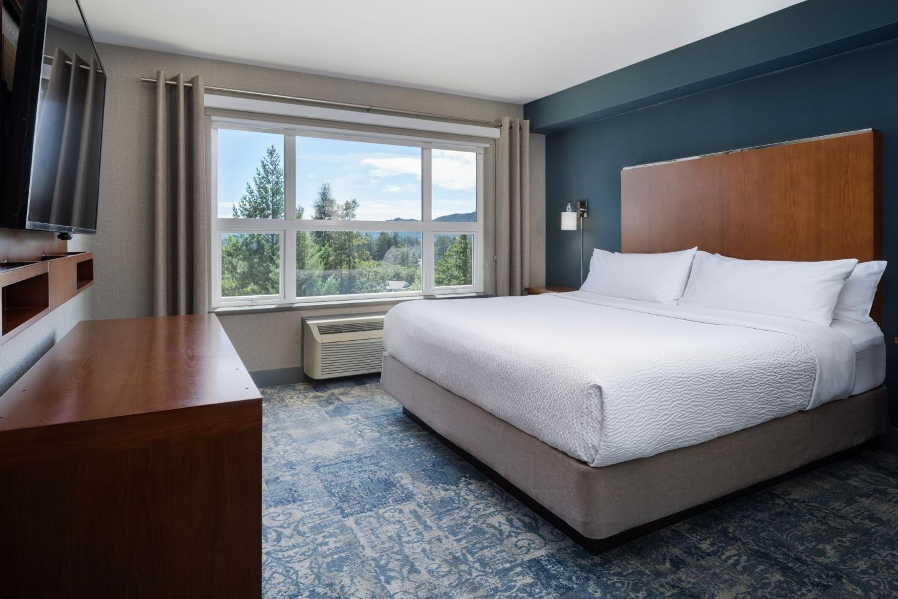 1 Bedroom Executive Suite, 1 King, Sofa bed, Whirlpool - Photo 2