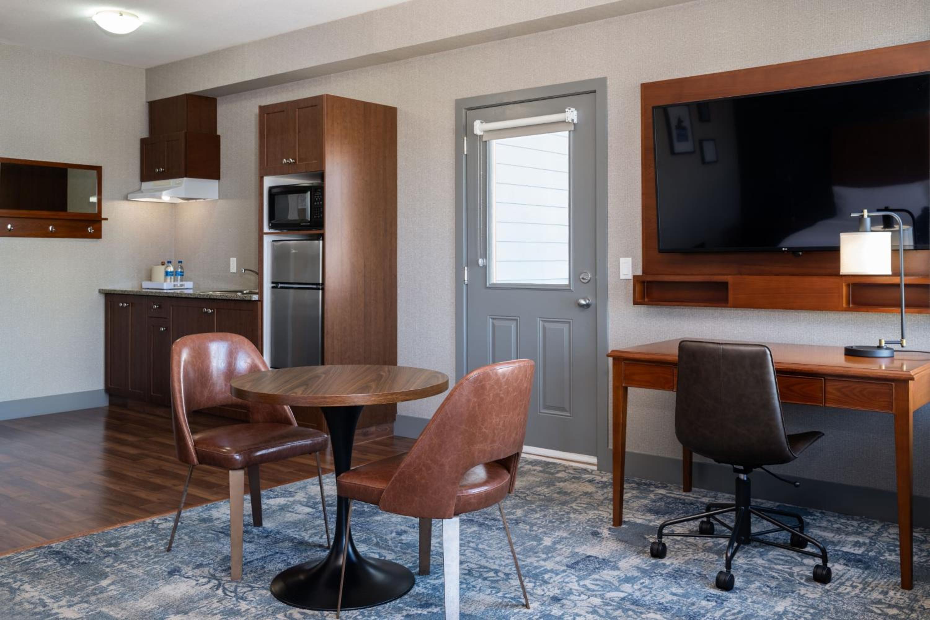 Suite, 1 King, Corner room, Balcony  - Photo 2