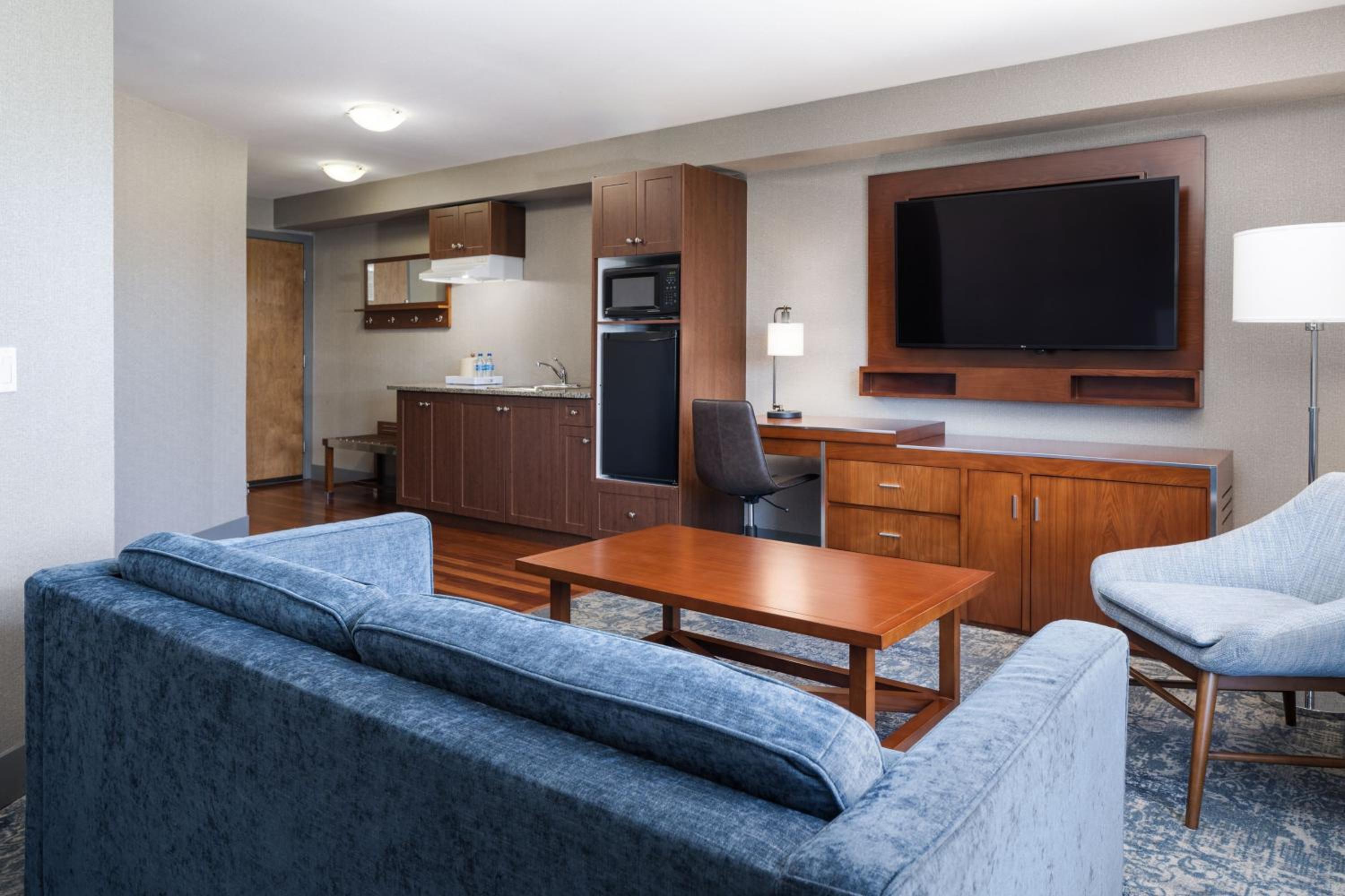 1 Bedroom Executive Suite, 1 King, Sofa bed, Whirlpool - Photo 3