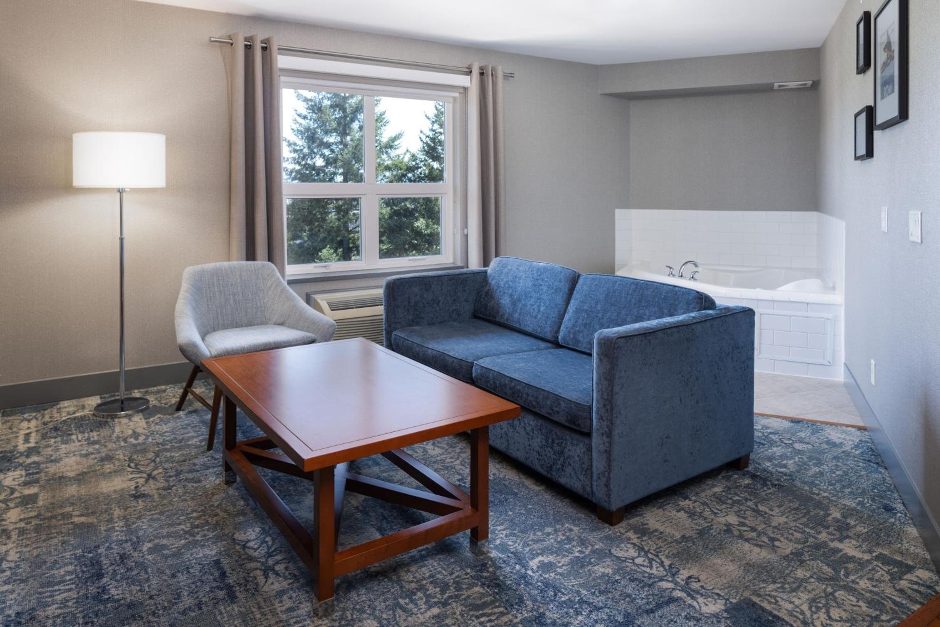 1 Bedroom Executive Suite, 1 King, Sofa bed, Whirlpool - Photo 4