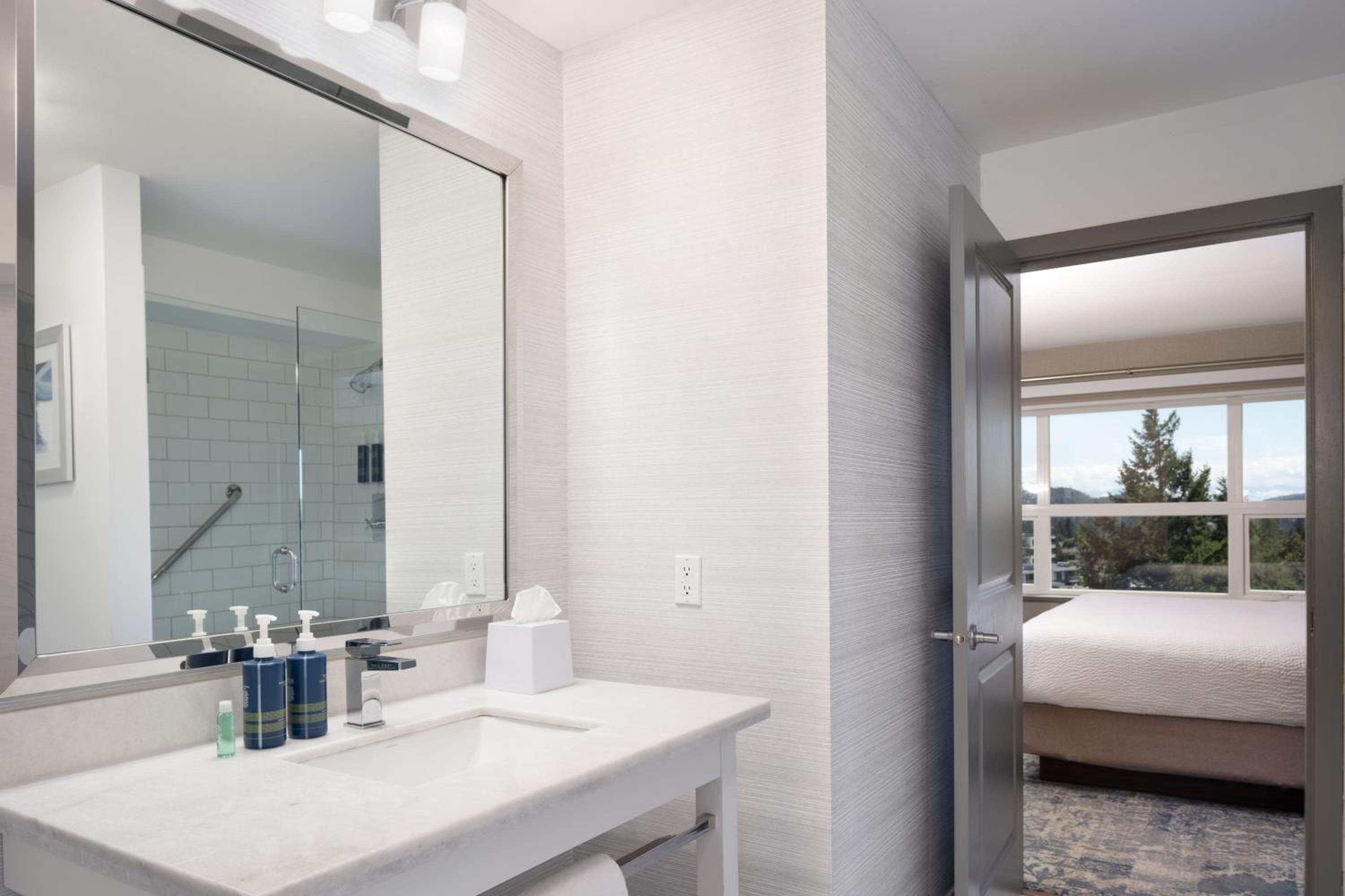 1 Bedroom Executive Suite, 1 King, Sofa bed, Whirlpool - Photo 5