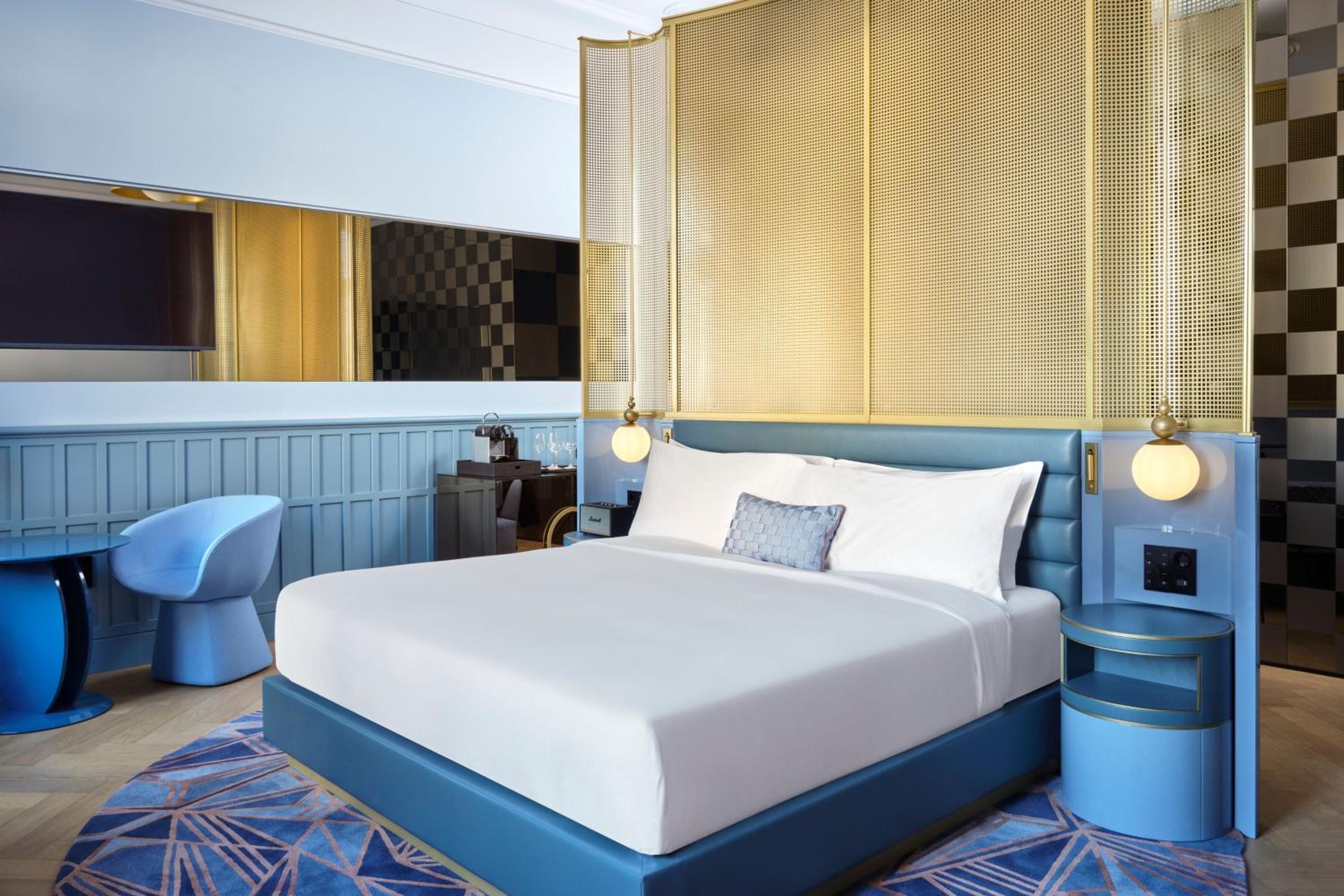 Studio King Suite with Street View