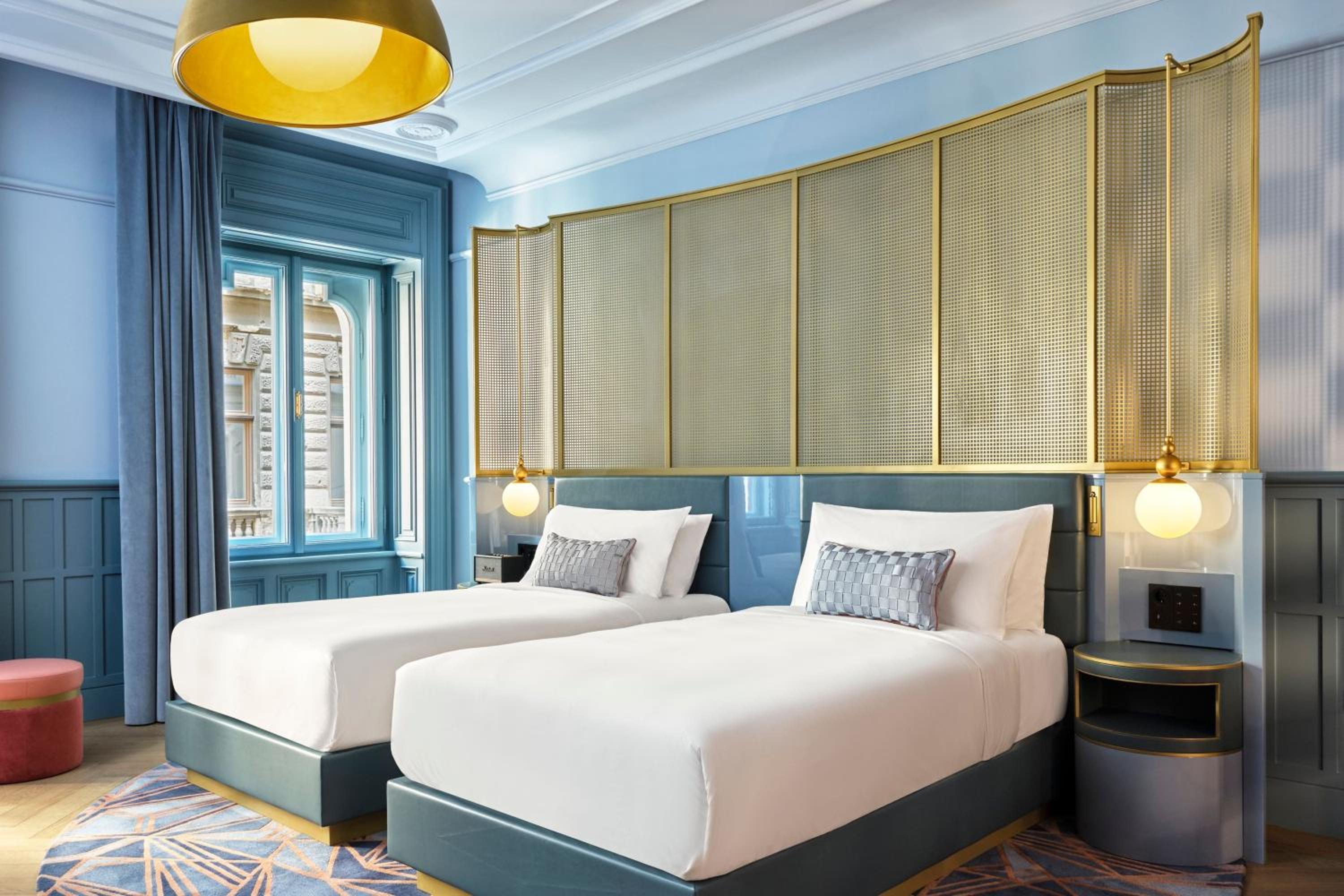 Deluxe Twin Room with Street View
