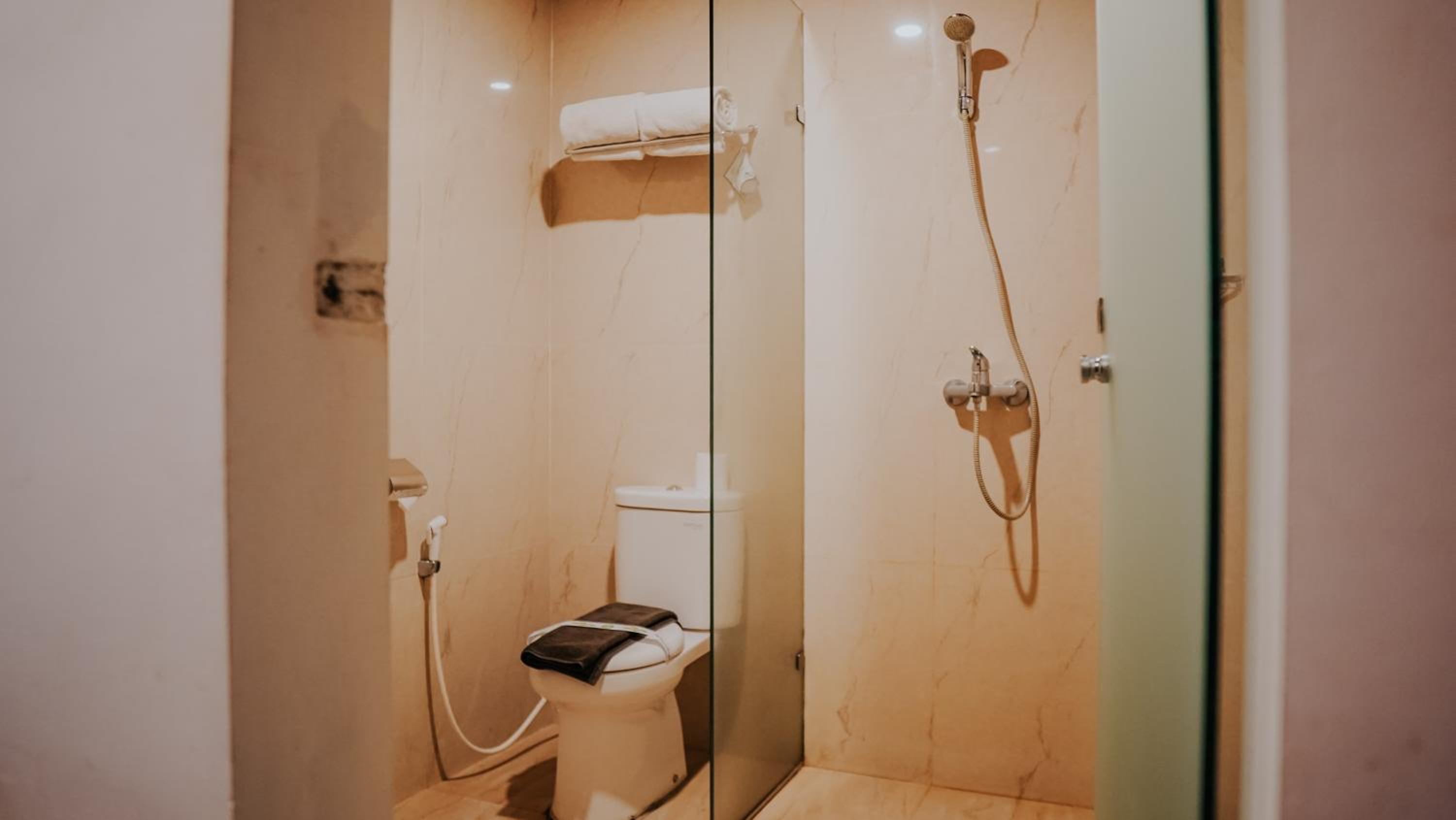 One-Bedroom Bungalow - Photo 3