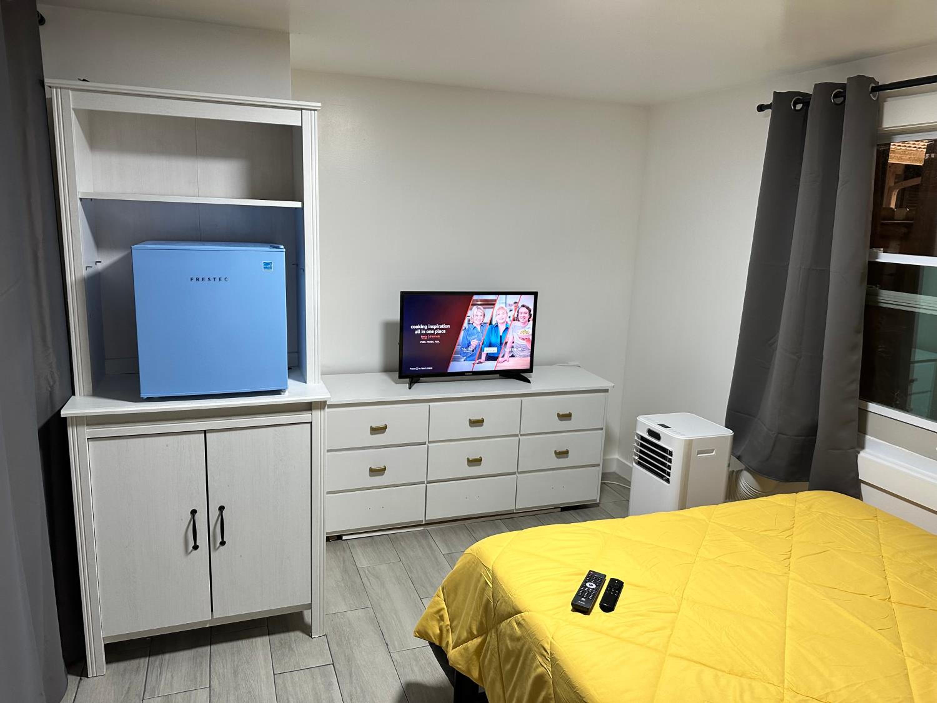 Queen Room with Shared Bathroom photo 1