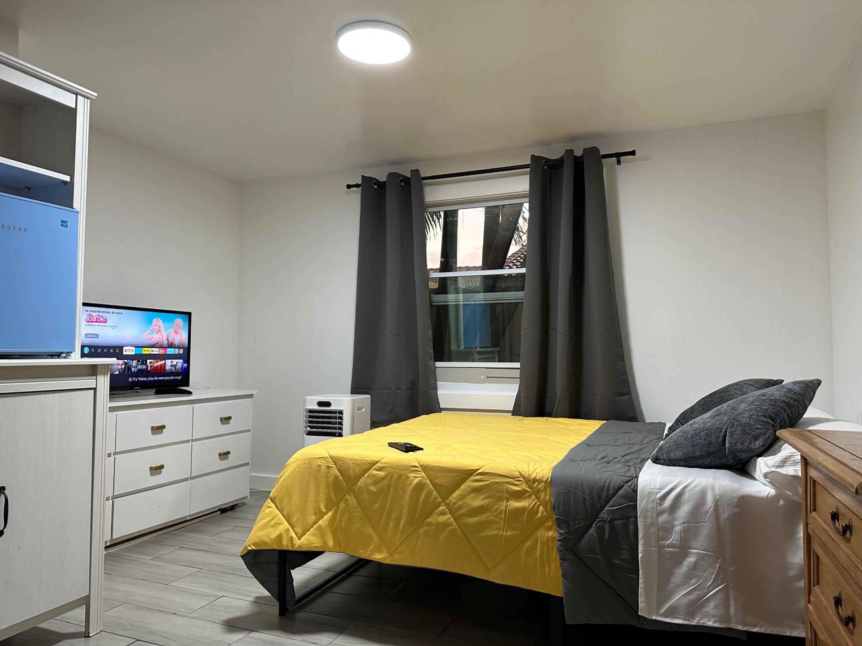 Queen Room with Shared Bathroom photo 2