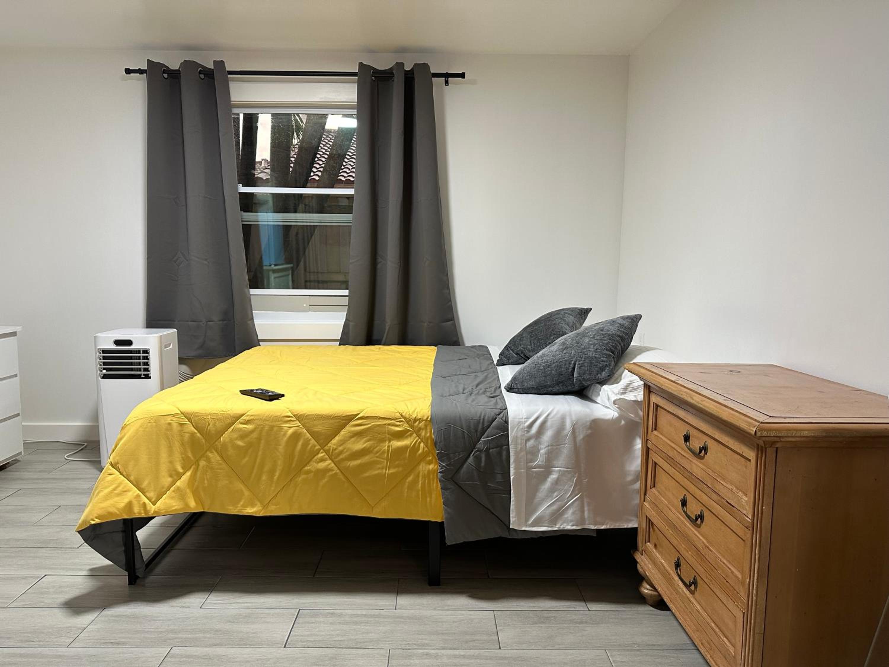 Queen Room with Shared Bathroom photo 3
