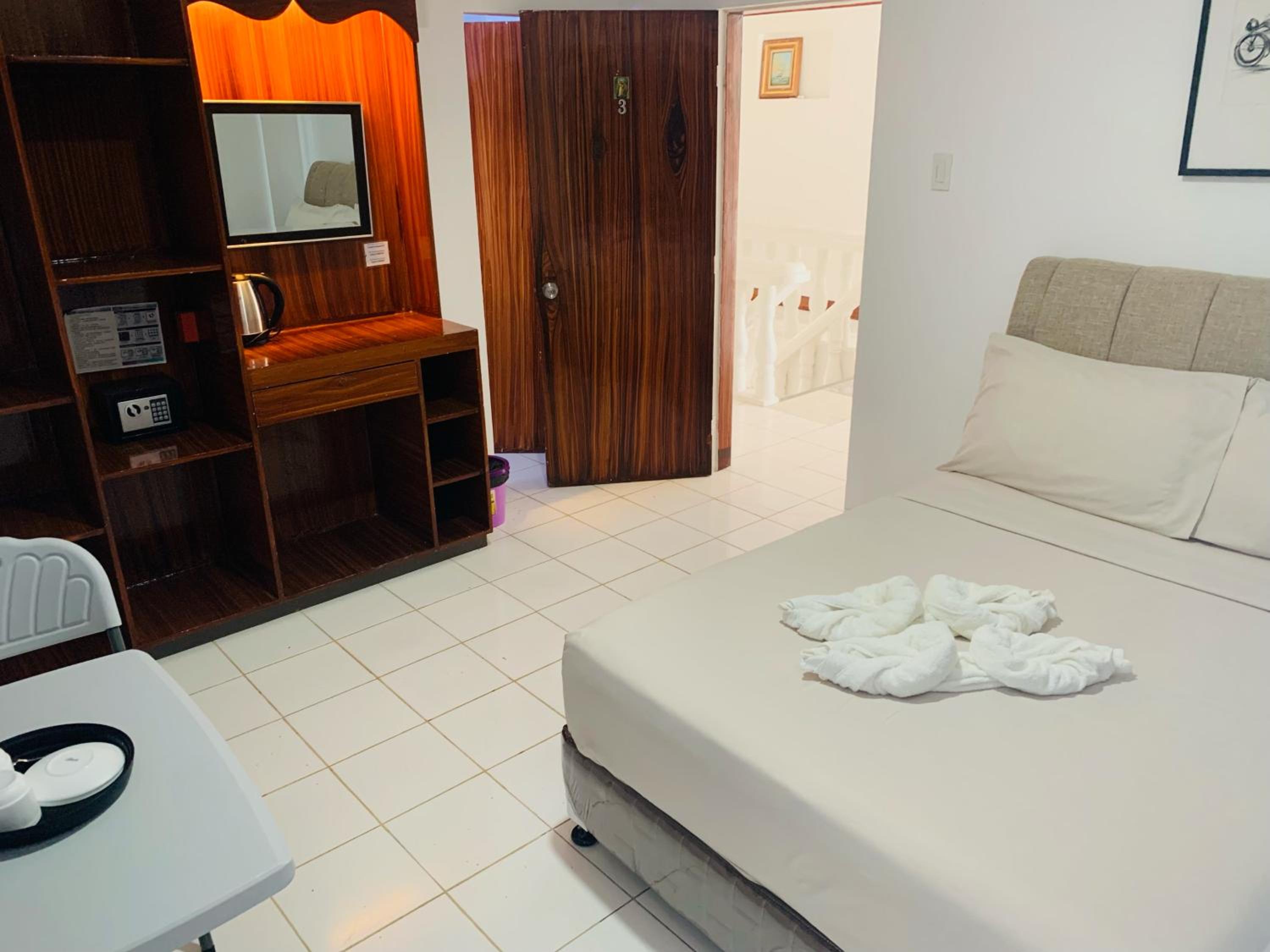 Deluxe Double Room - Photo 14