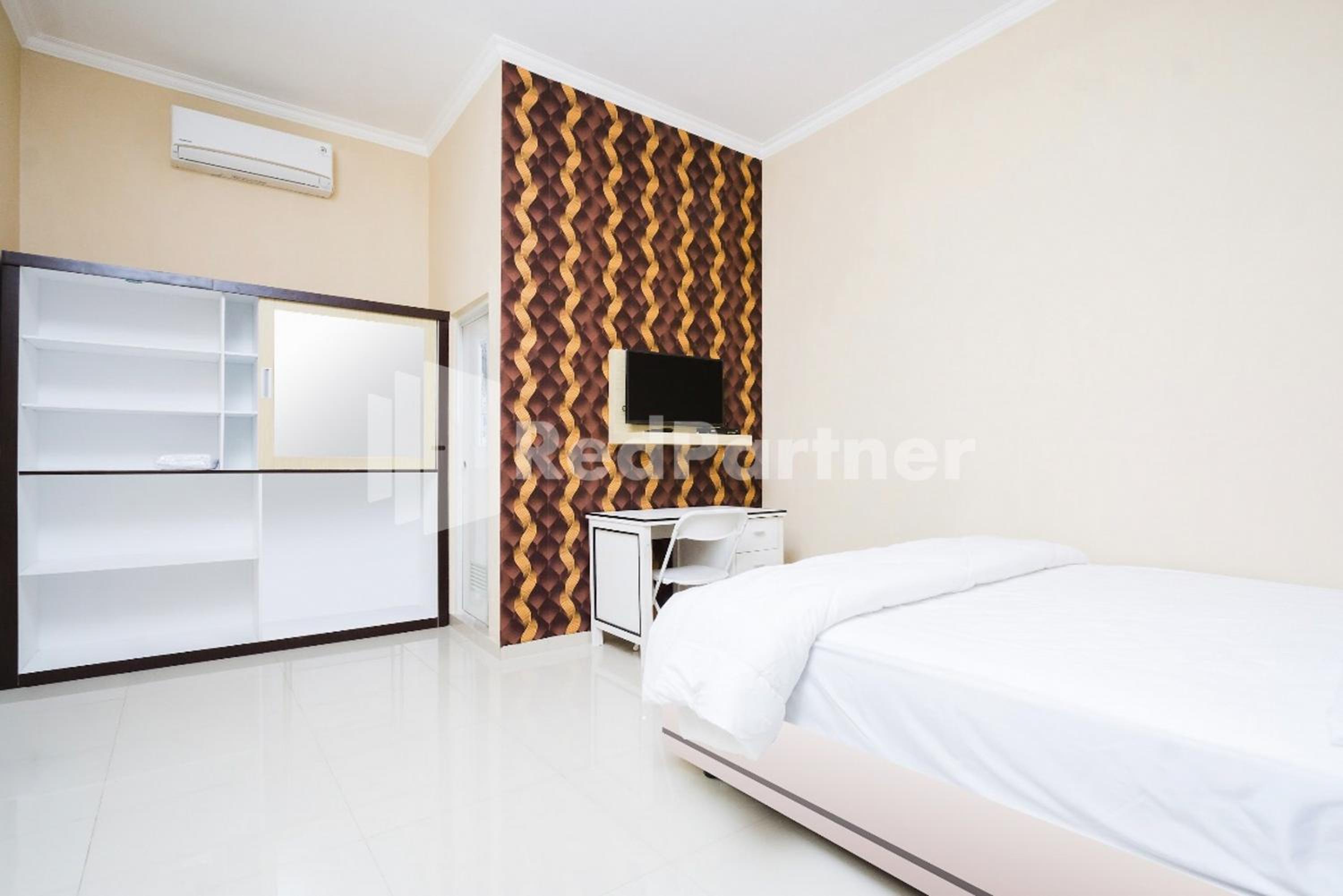 Family Room - Photo 6