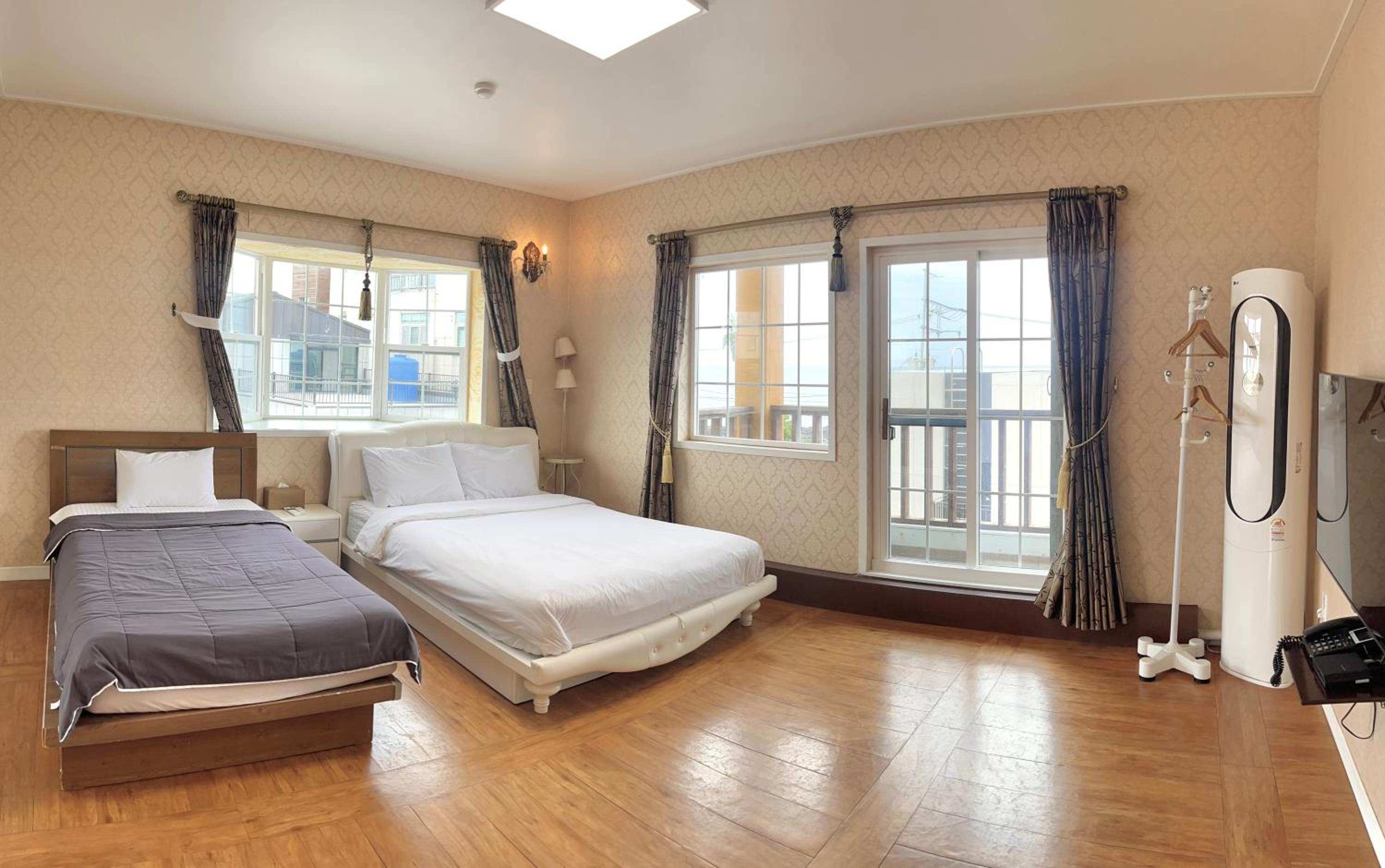 Small Twin Room photo 1