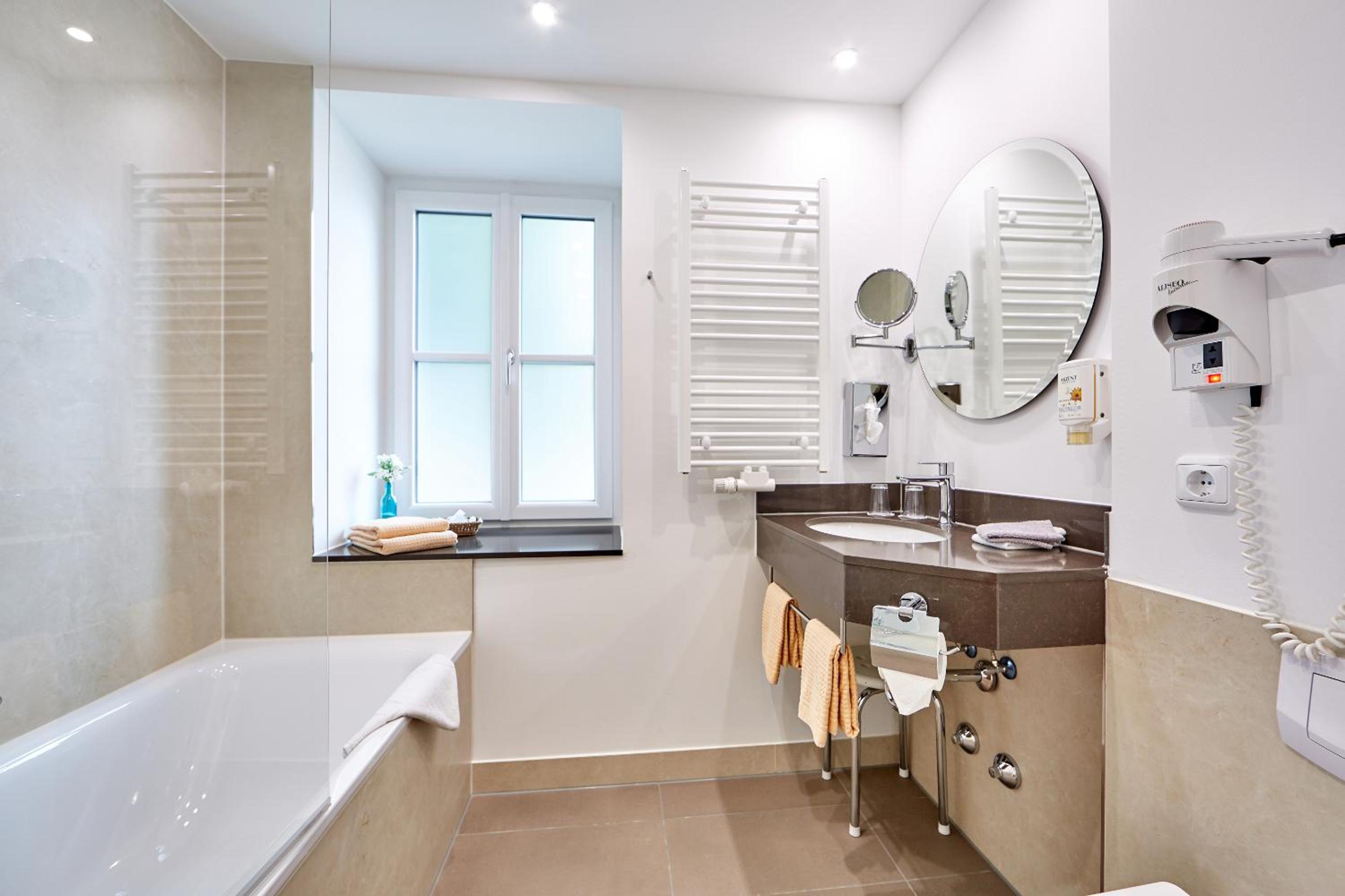 Deluxe Double Room with Balcony - Photo 4