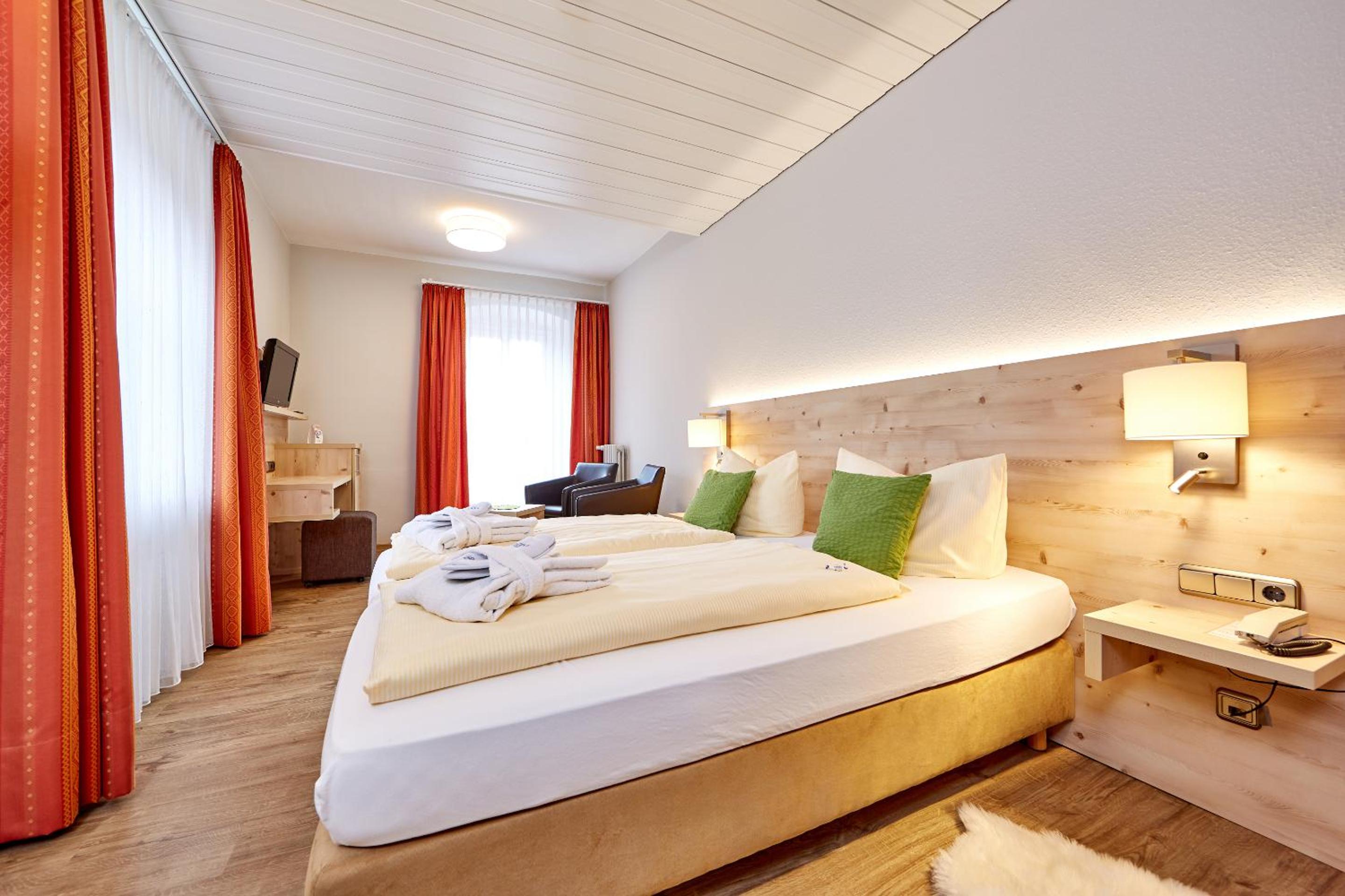 Deluxe Double Room with Balcony - Photo 2