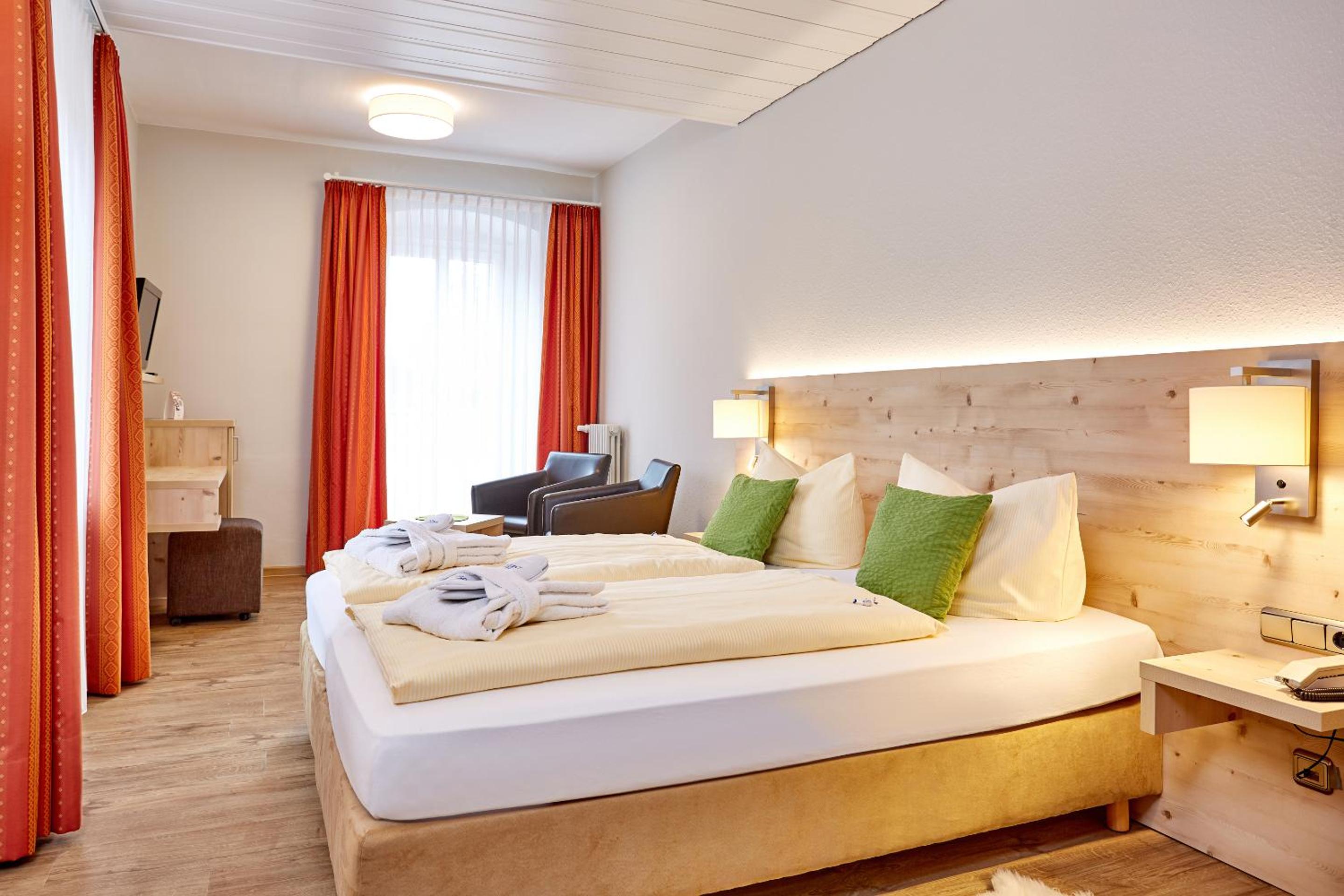 Deluxe Double Room with Balcony - Photo 6