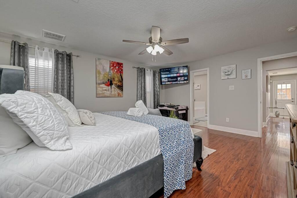 Five-Bedroom House photo 1