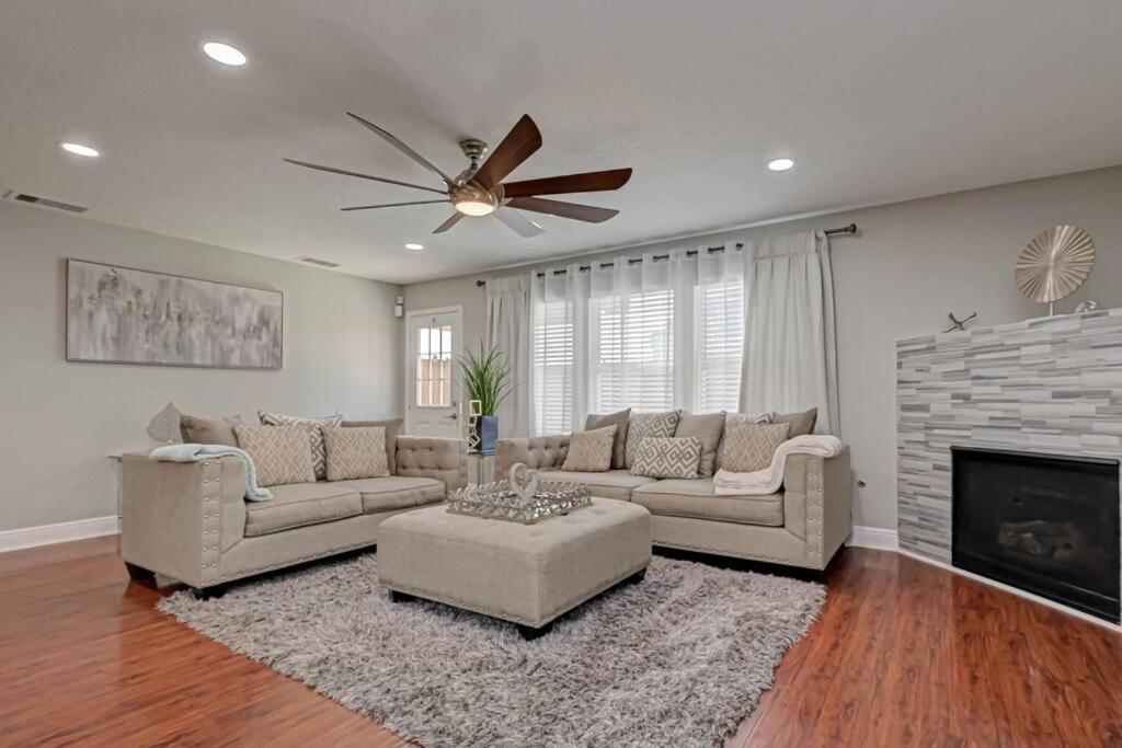 Five-Bedroom House photo 3