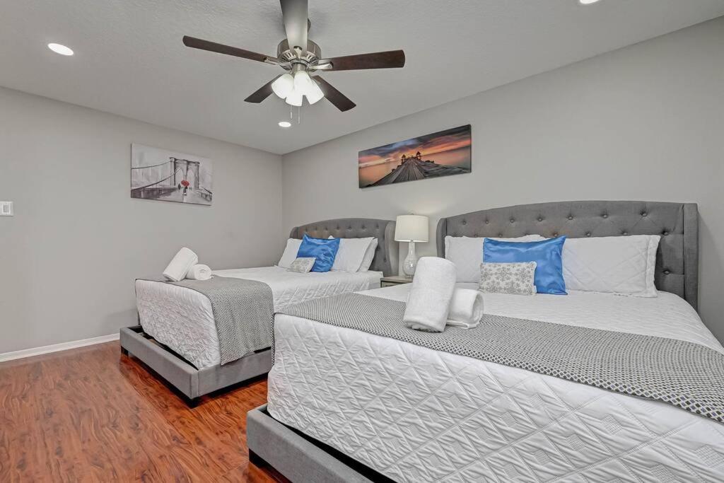 Five-Bedroom House photo 2