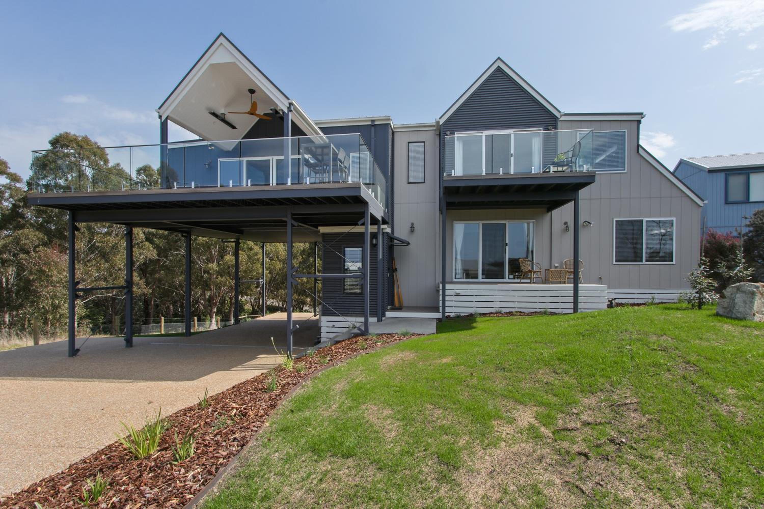 Three-Bedroom House photo 3