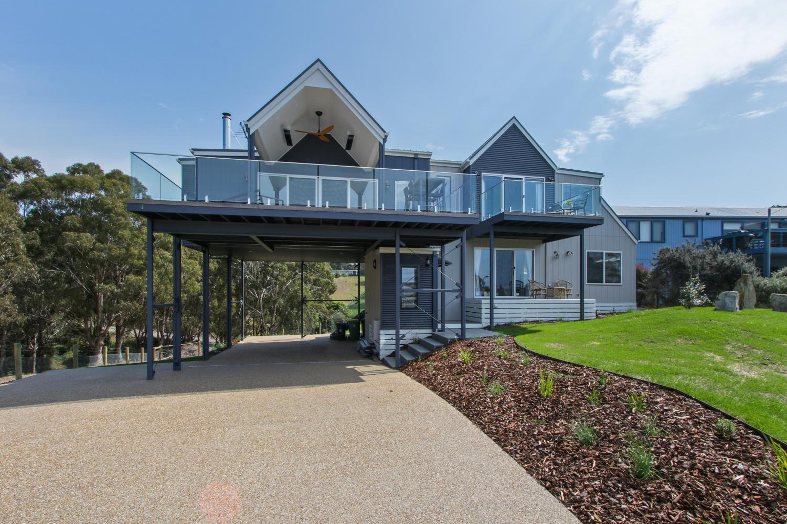 Three-Bedroom House photo 2