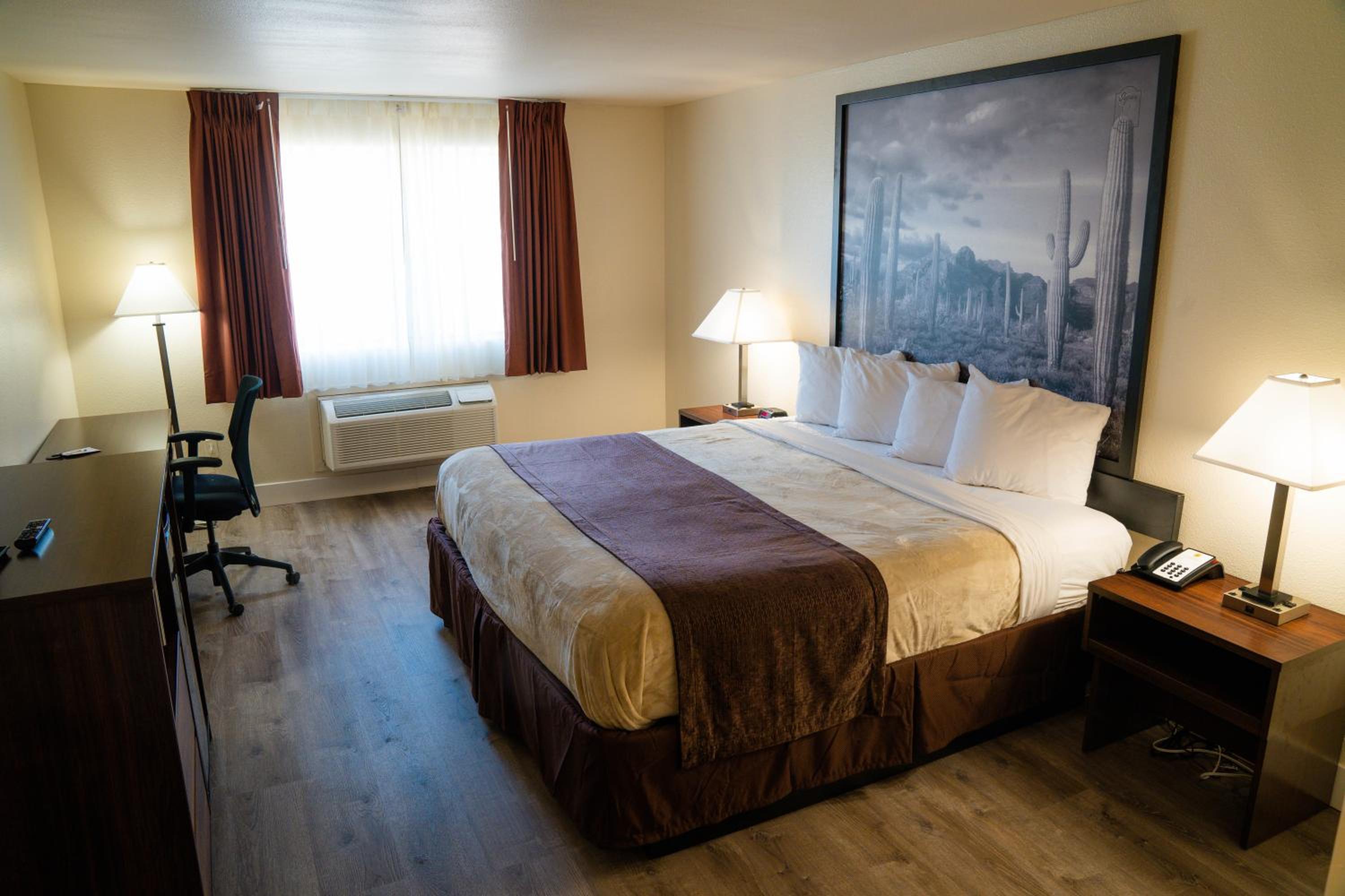 King Room - Non-Smoking - Photo 2