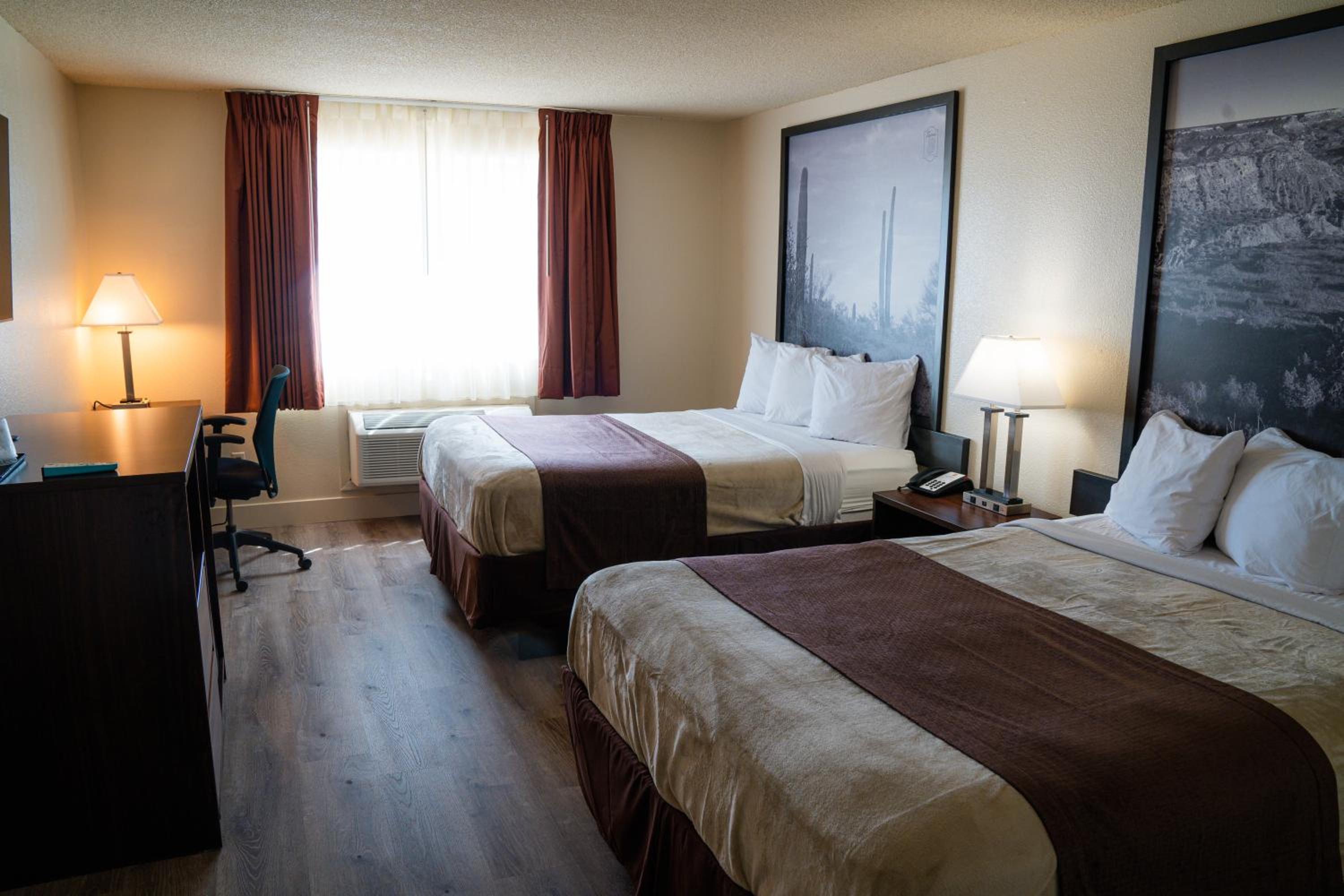 Queen Room with Two Queen Beds - Non-Smoking - Photo 2