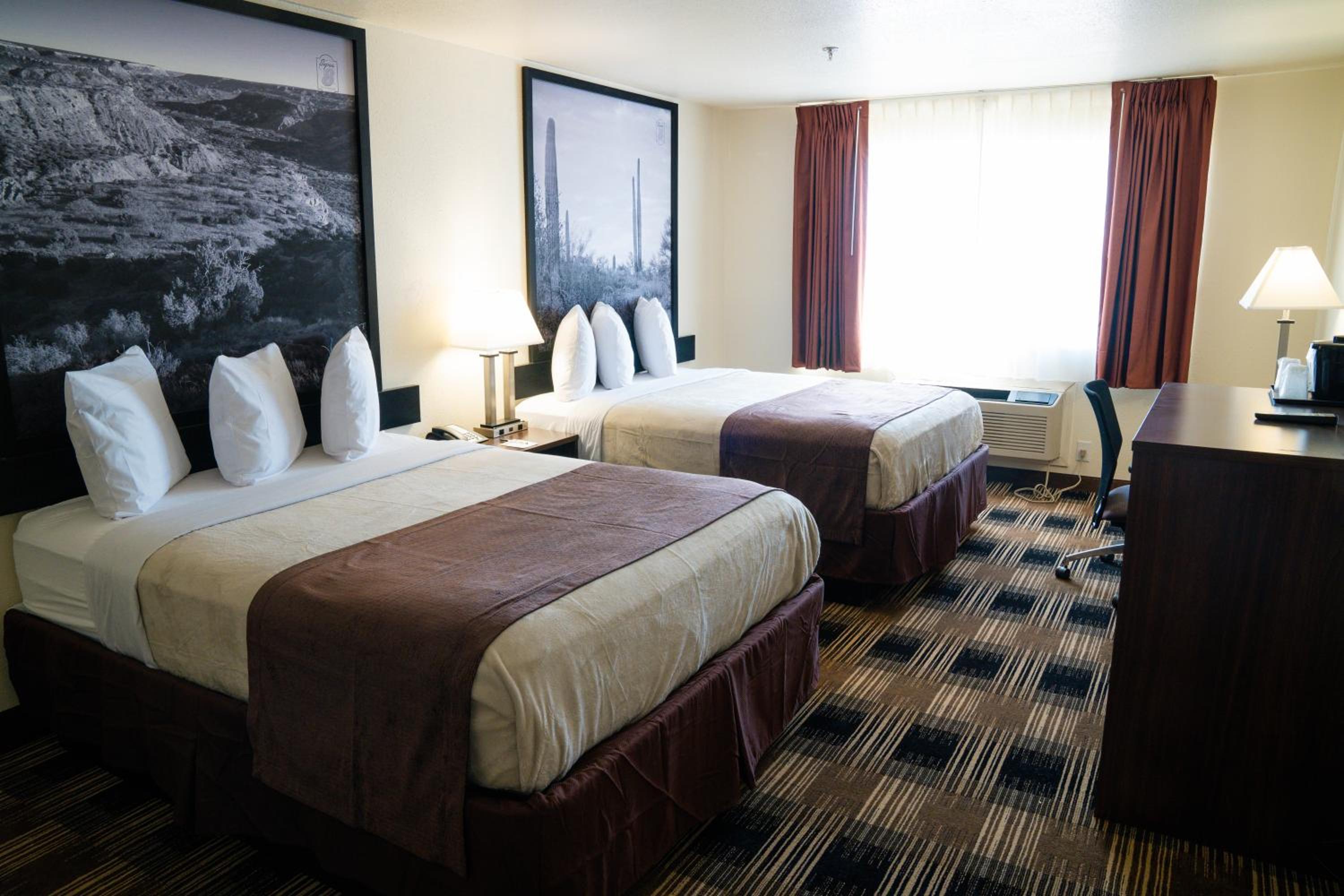 Queen Room with Two Queen Beds - Non-Smoking - Photo 1