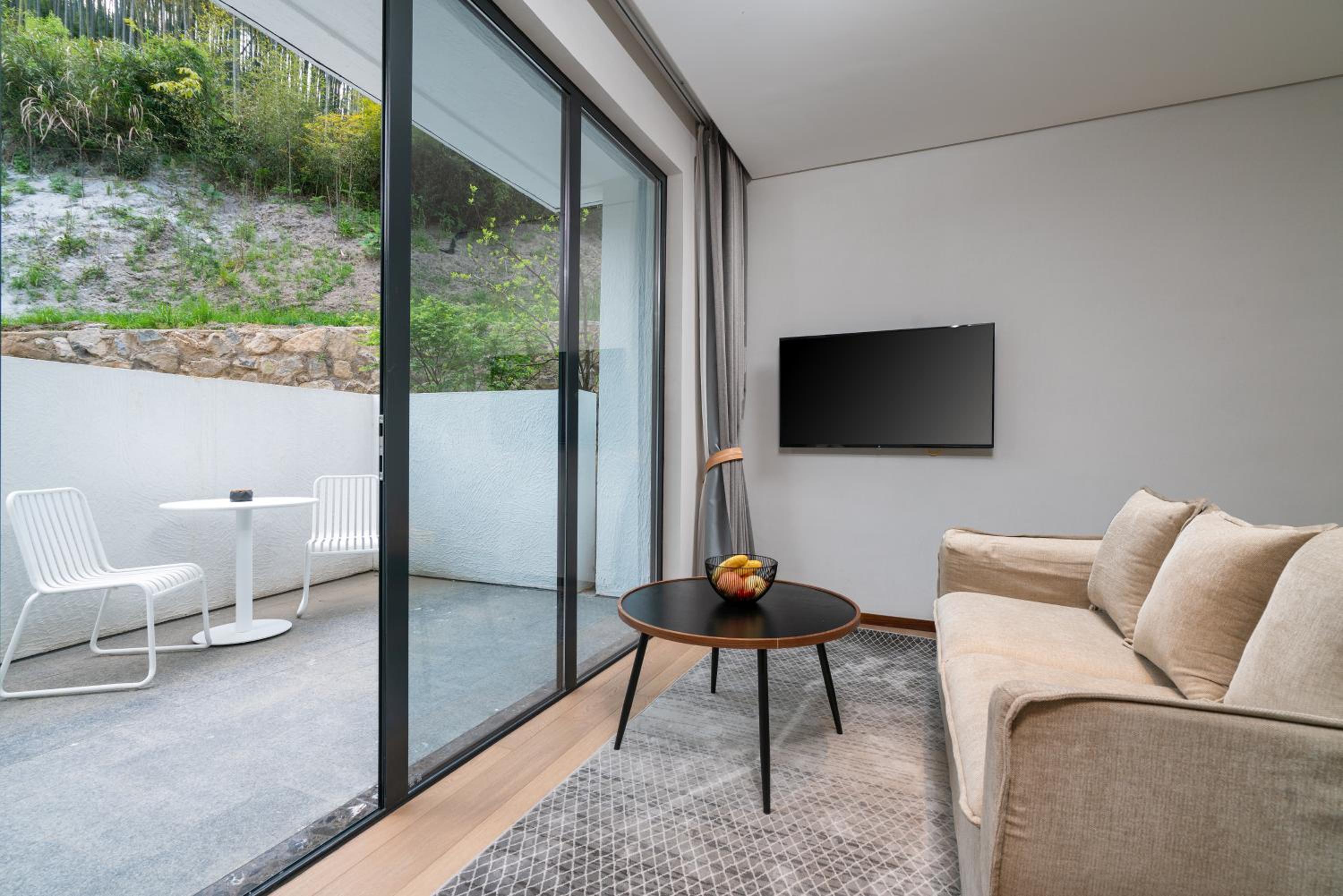 Courtyard King Room photo 3